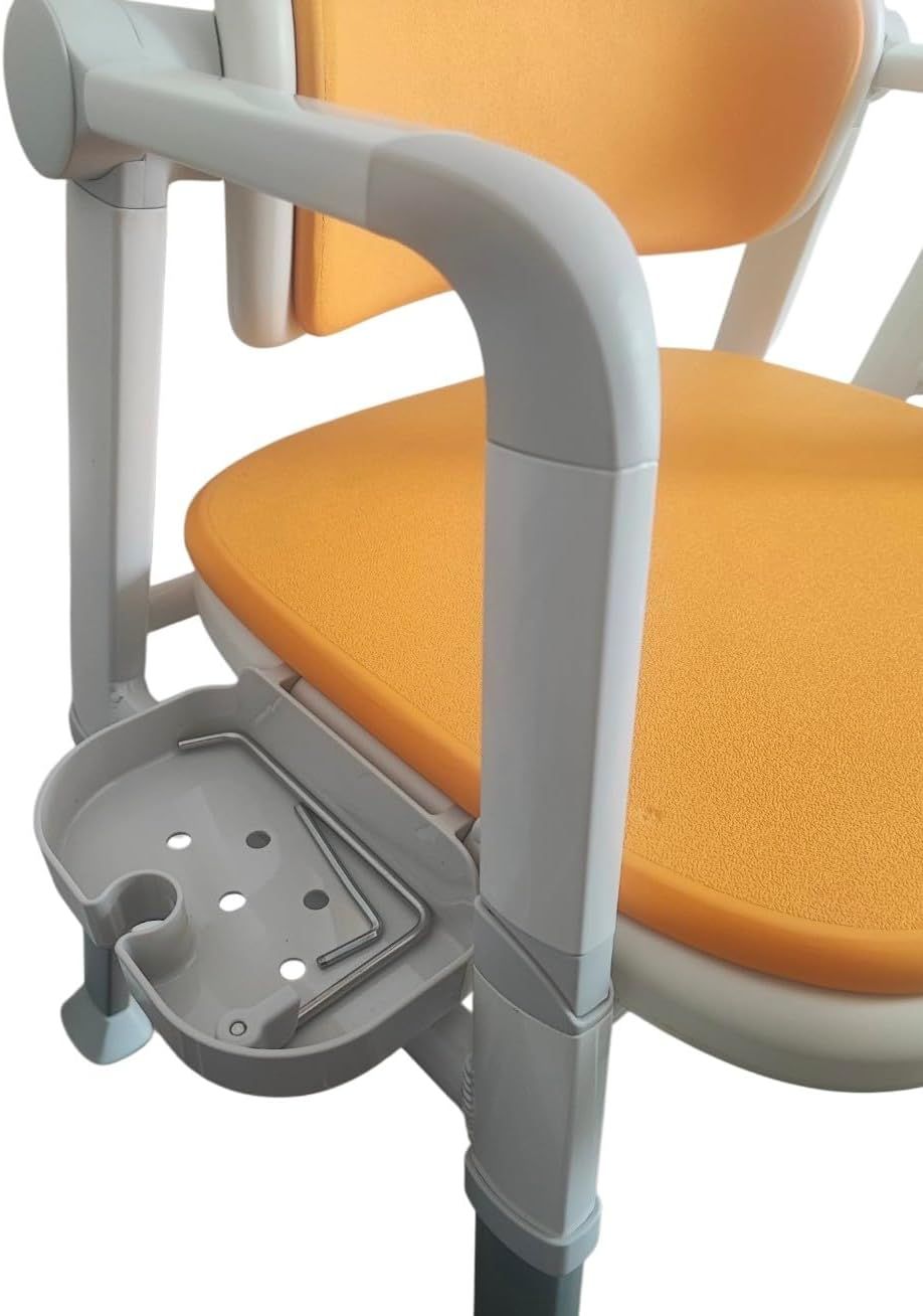 Detailansicht des Toilettenstuhls mit Armlehne und Tablett. Orangefarbene Sitzfläche.