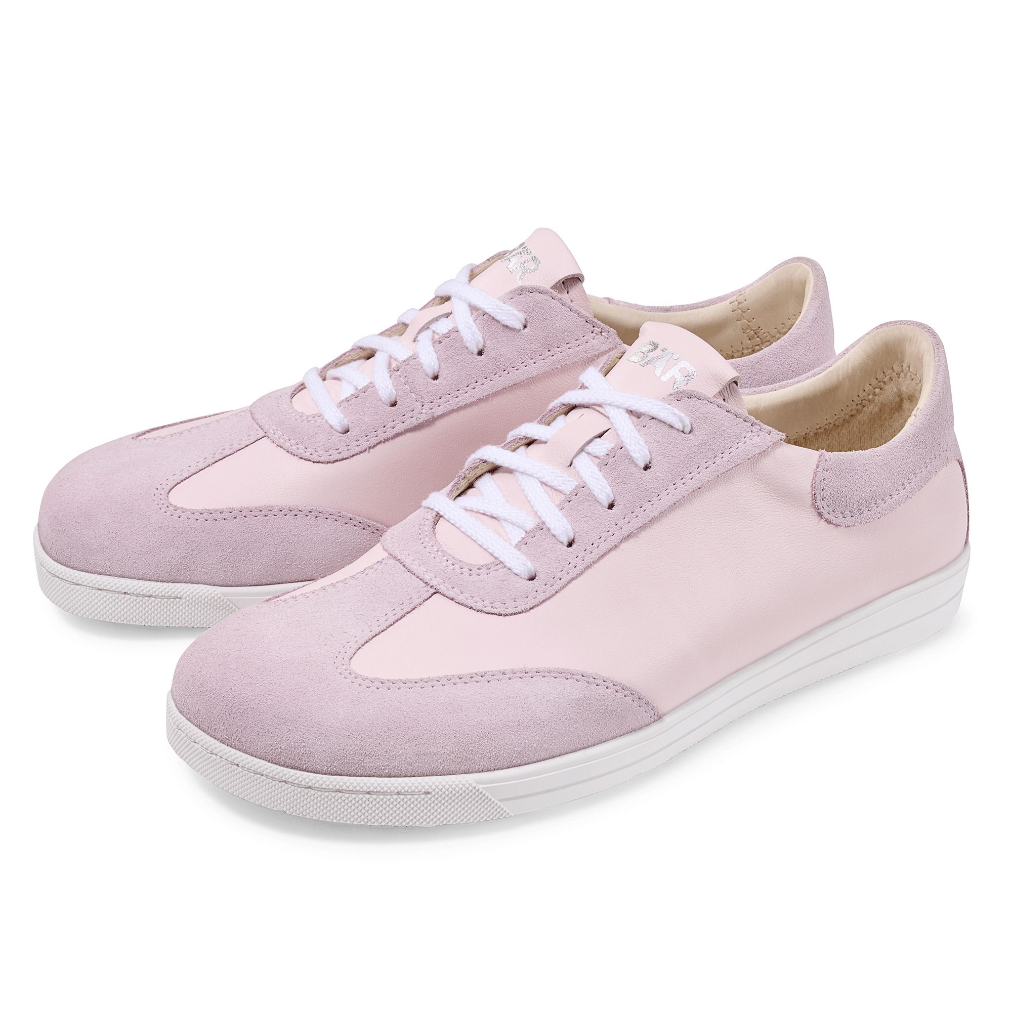 Zwei rosa BÄR Elody Damen-Schnürschuhe. Obermaterial aus Leder und Wildleder, weiße Schnürsenkel und Sohle.