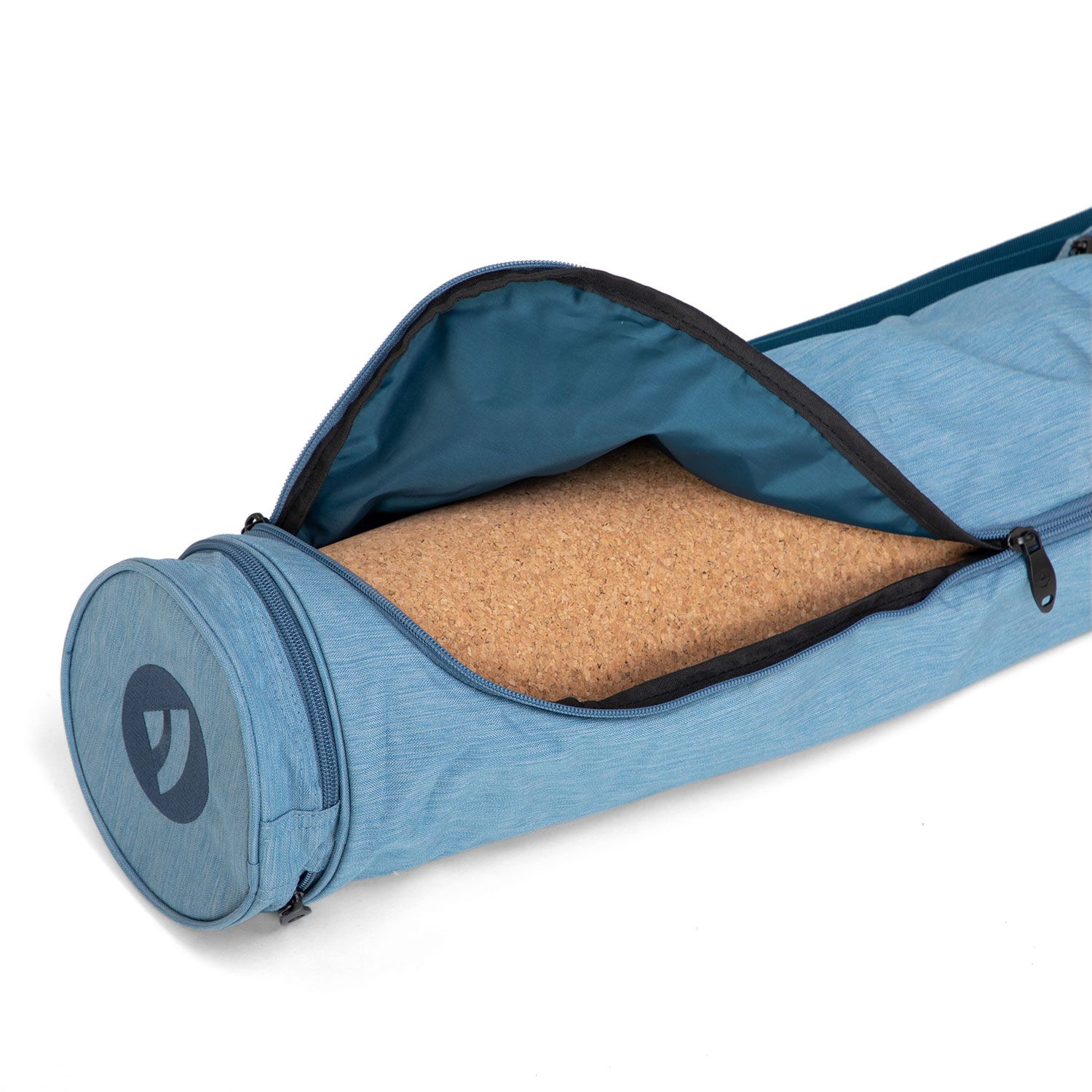 Geöffnete Tasche, graublau meliert, mit Reißverschluss. Innenliegend eine Matte. Aus Polyester/Polyamid. Detailansicht.