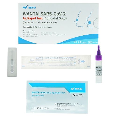 Testkit mit Testkassette, Tupfer, Extraktionsröhrchen und Anweisungen. Verpackung mit Aufschrift 'WANTAl SARS-CoV-2 Ag Rapid Test'.