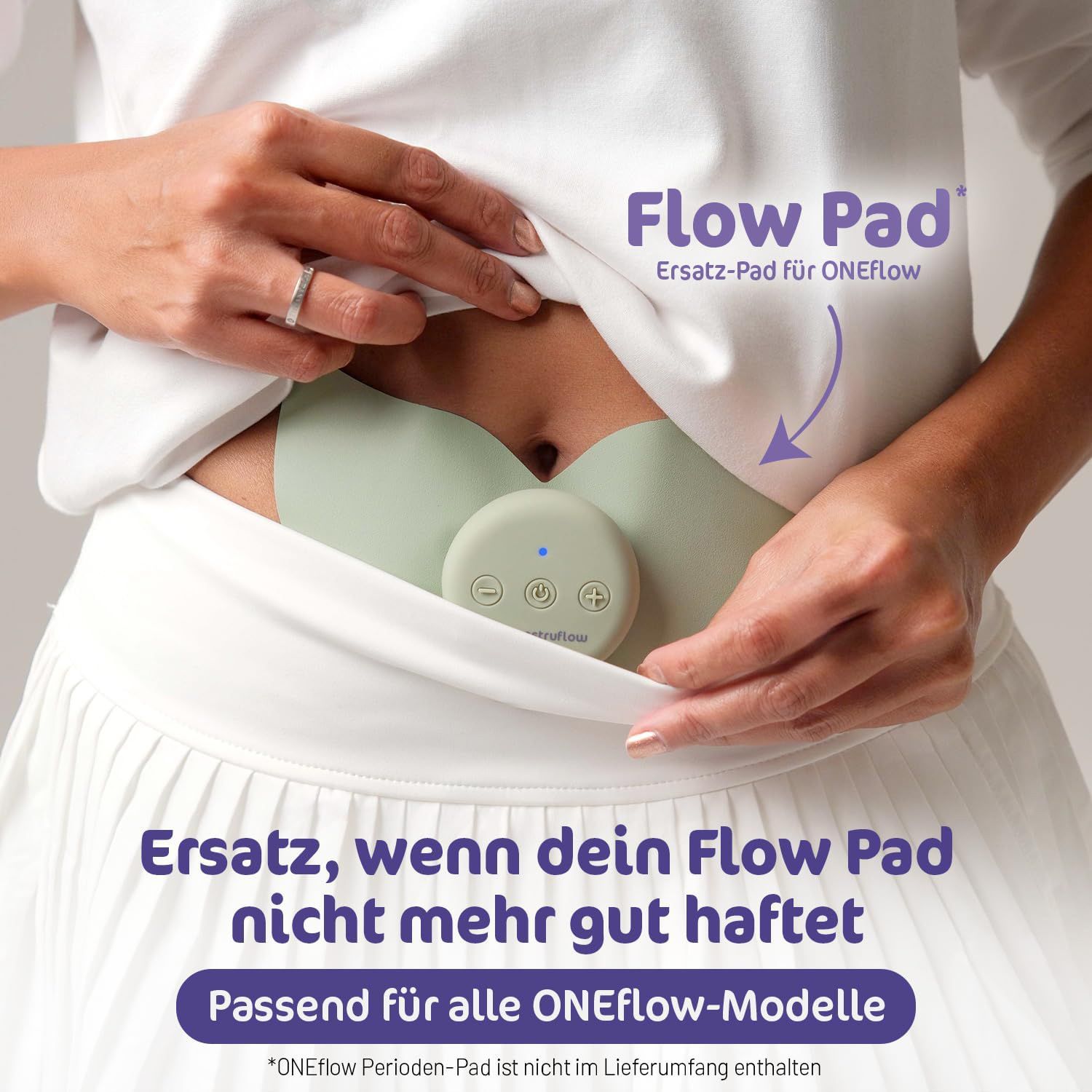 Nahaufnahme einer Frau, die ein ONEflow Pad am Unterbauch trägt.
