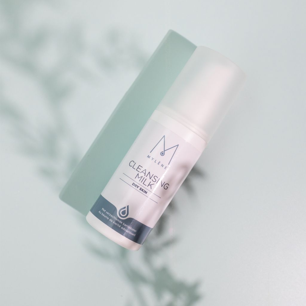 Mylène Cleansing Milk für trockene Haut in einem weißen Spender.