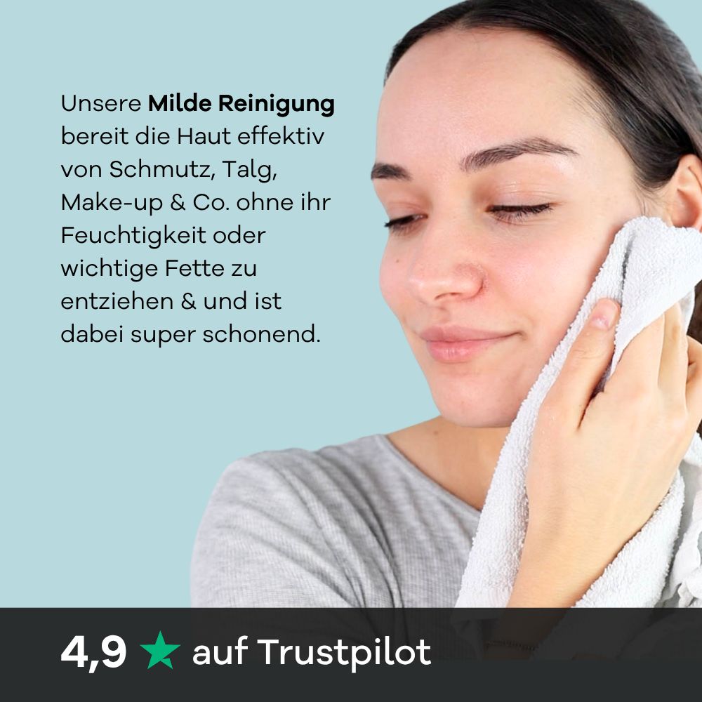 Frau tupft Gesicht mit Handtuch ab, nach Reinigung mit Skincerely Yours.
