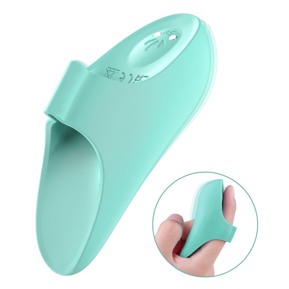 Türkisfarbener Finger-Vibrator. Ergonomische Form mit Fingerhalterung. Zwei Knöpfe. Gezeigt in einer Hand, mit Detailansicht.