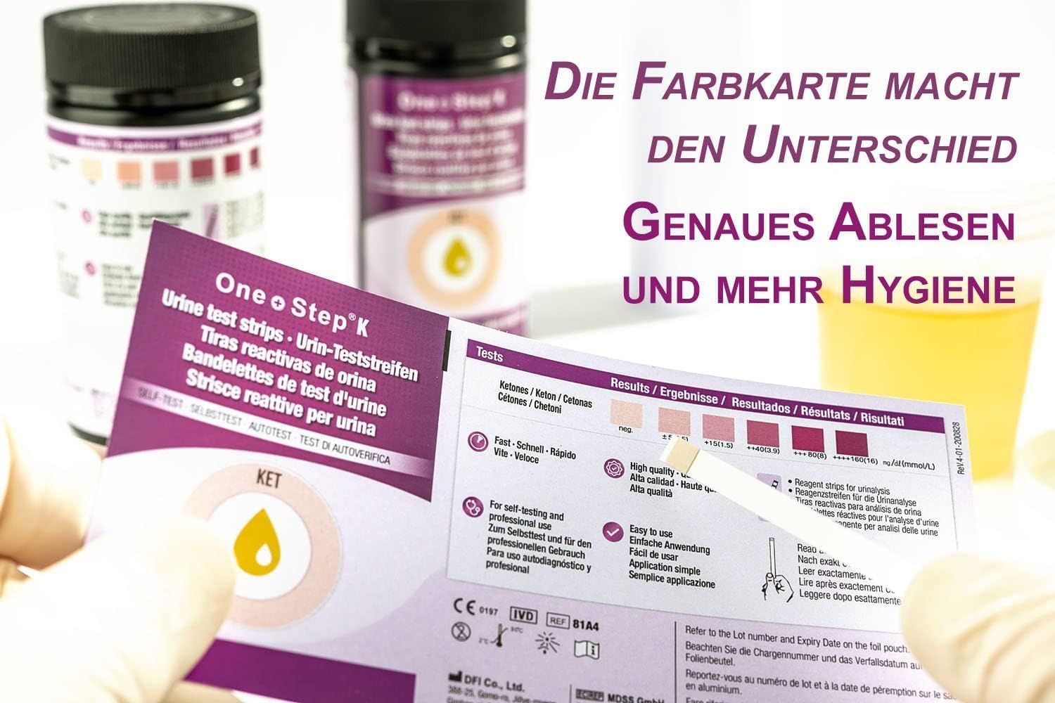 Person hält Referenzfarbkarte und Teststreifen. Flaschen und Packung im Hintergrund. Aufschrift: One o Step K. Gelbe Flüssigkeit in Becher.