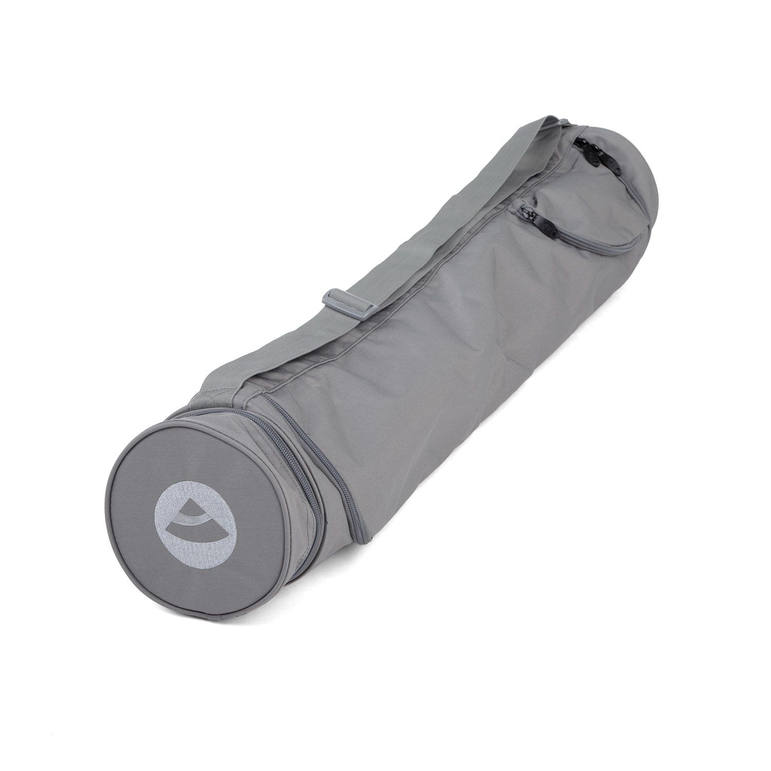 Graue Yogamatten Tasche mit Schultergurt. Rundes Ende mit Logo. Reißverschluss und Tragegurt.