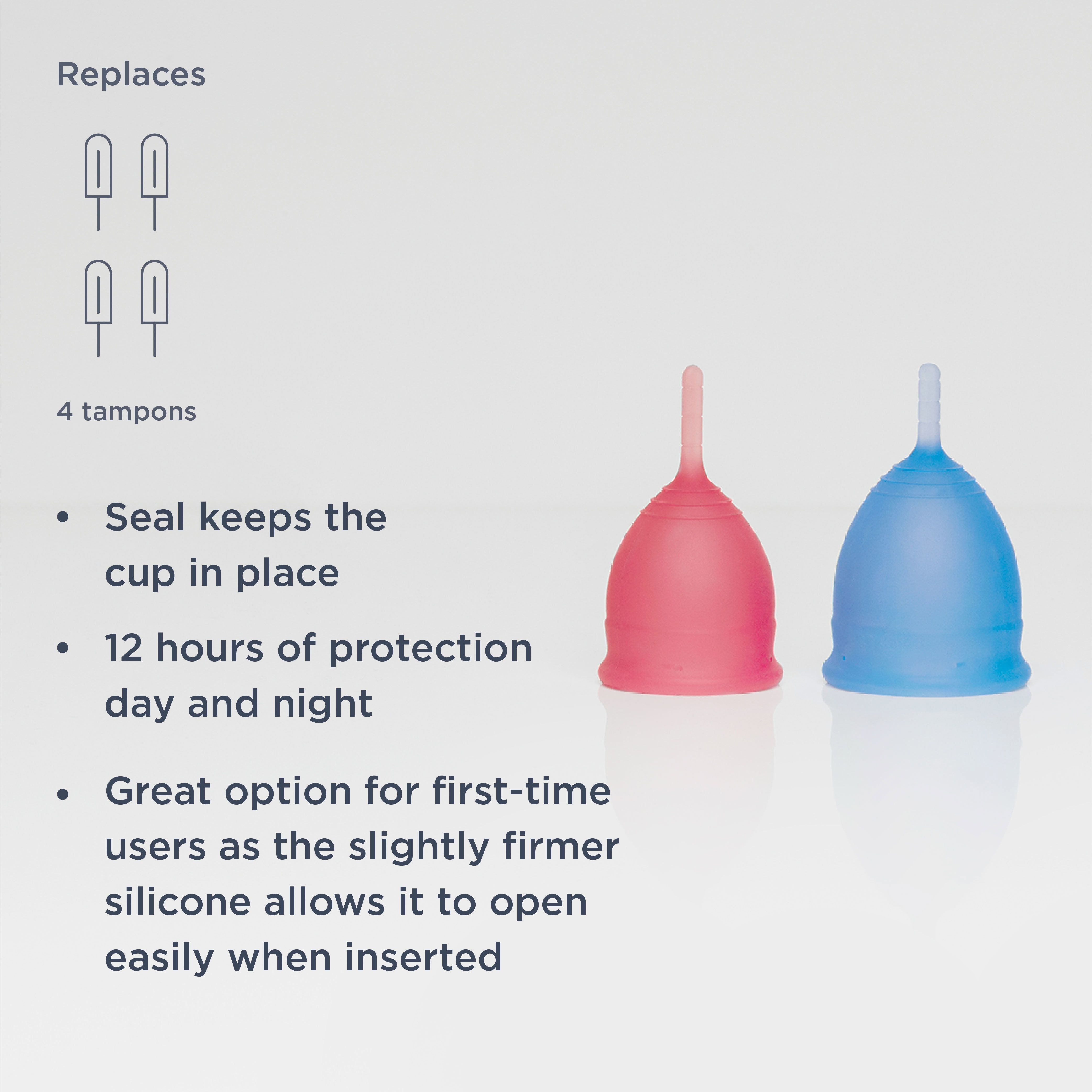 Zwei Menstruationsbecher, rot und blau. Text: Ersetzt 4 Tampons. 12 Stunden Schutz.