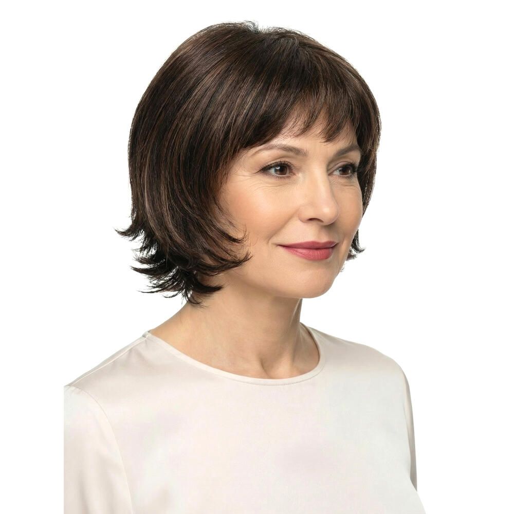 Braune Perücke mit Pony. Frau mit hellem Oberteil. Dreiviertelansicht.