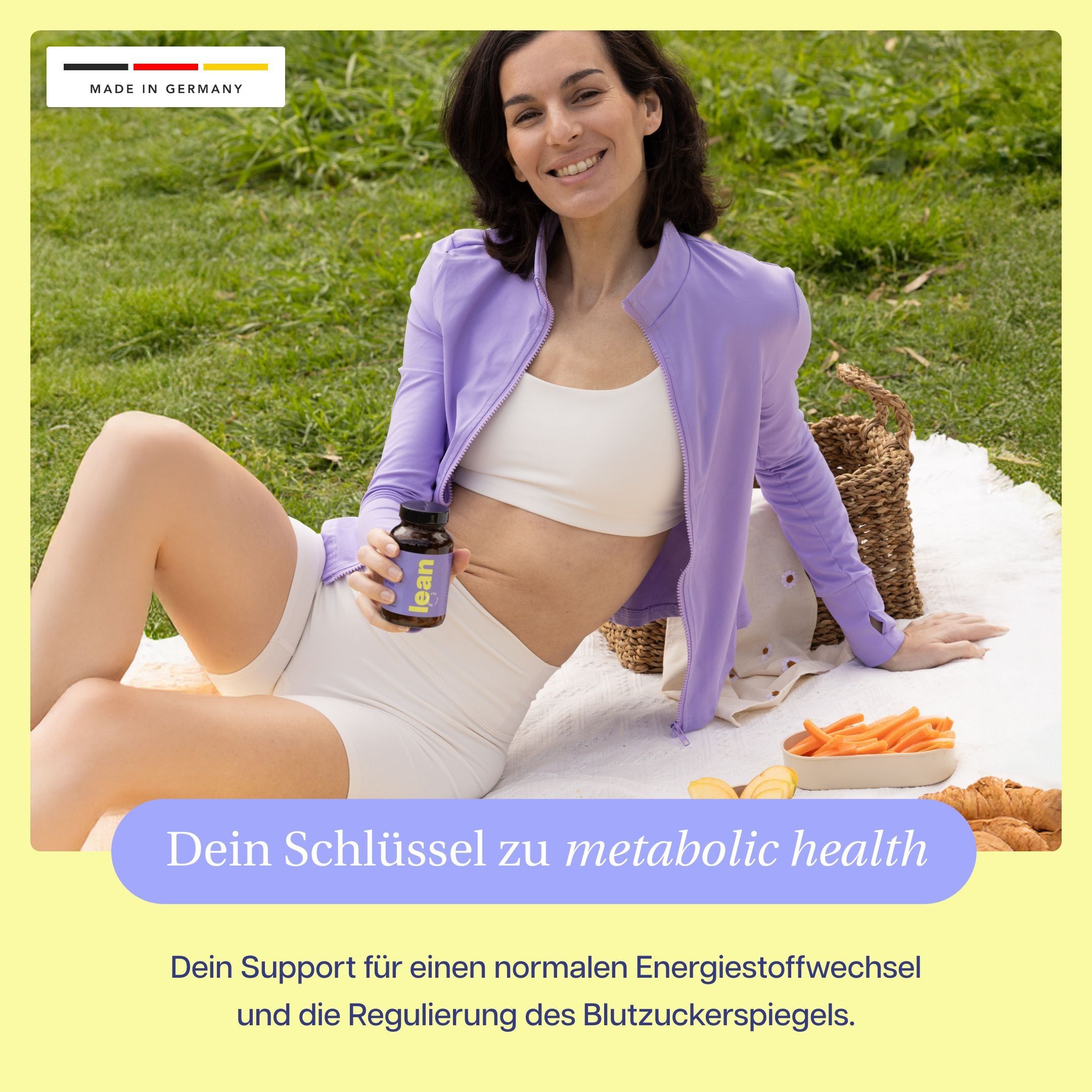 Frau sitzt auf einer Decke mit einer Flasche. Auf der Flasche steht "lean". Im Hintergrund Gras und Essen.