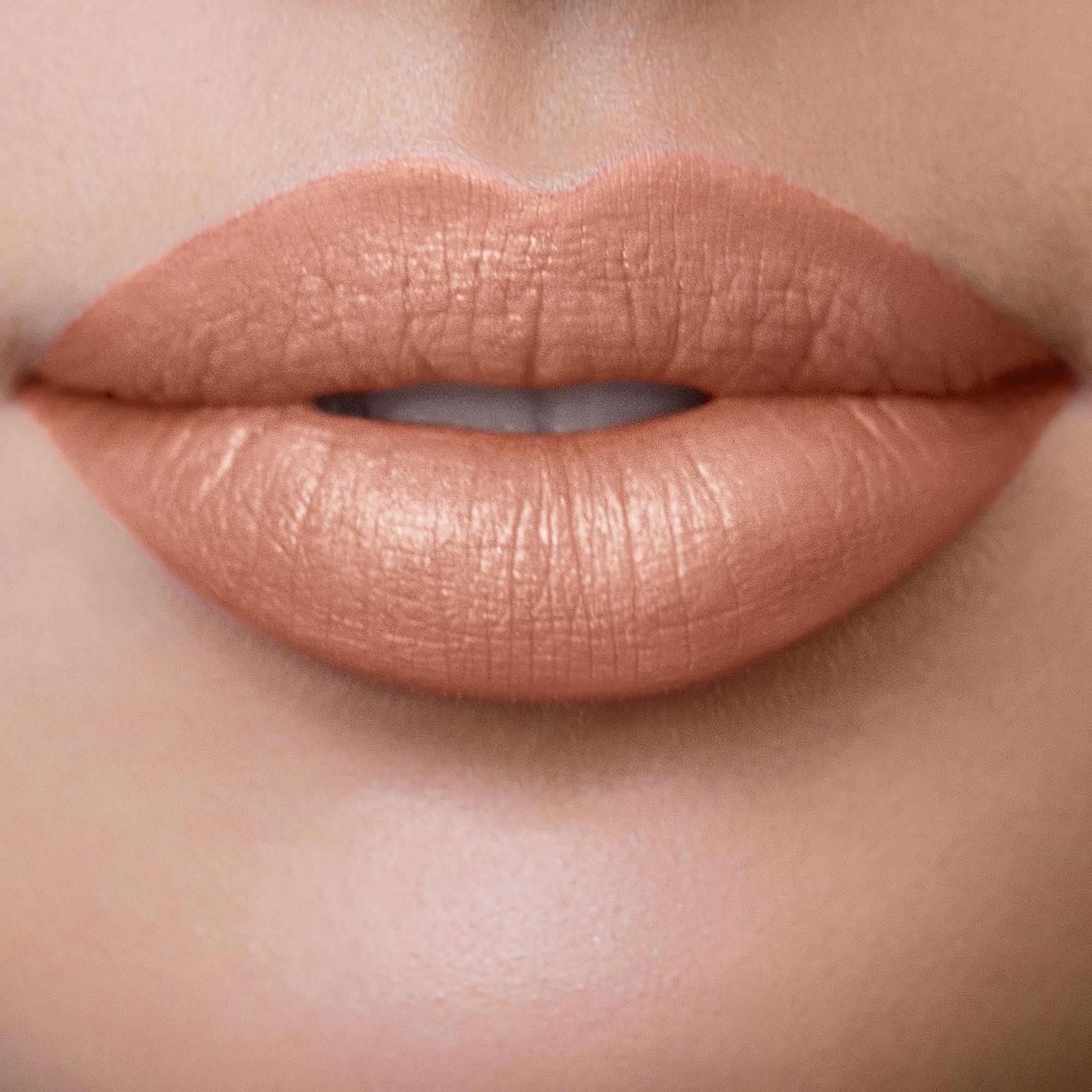 Nahaufnahme von Lippen, bedeckt mit rosafarbenem Lippenstift.