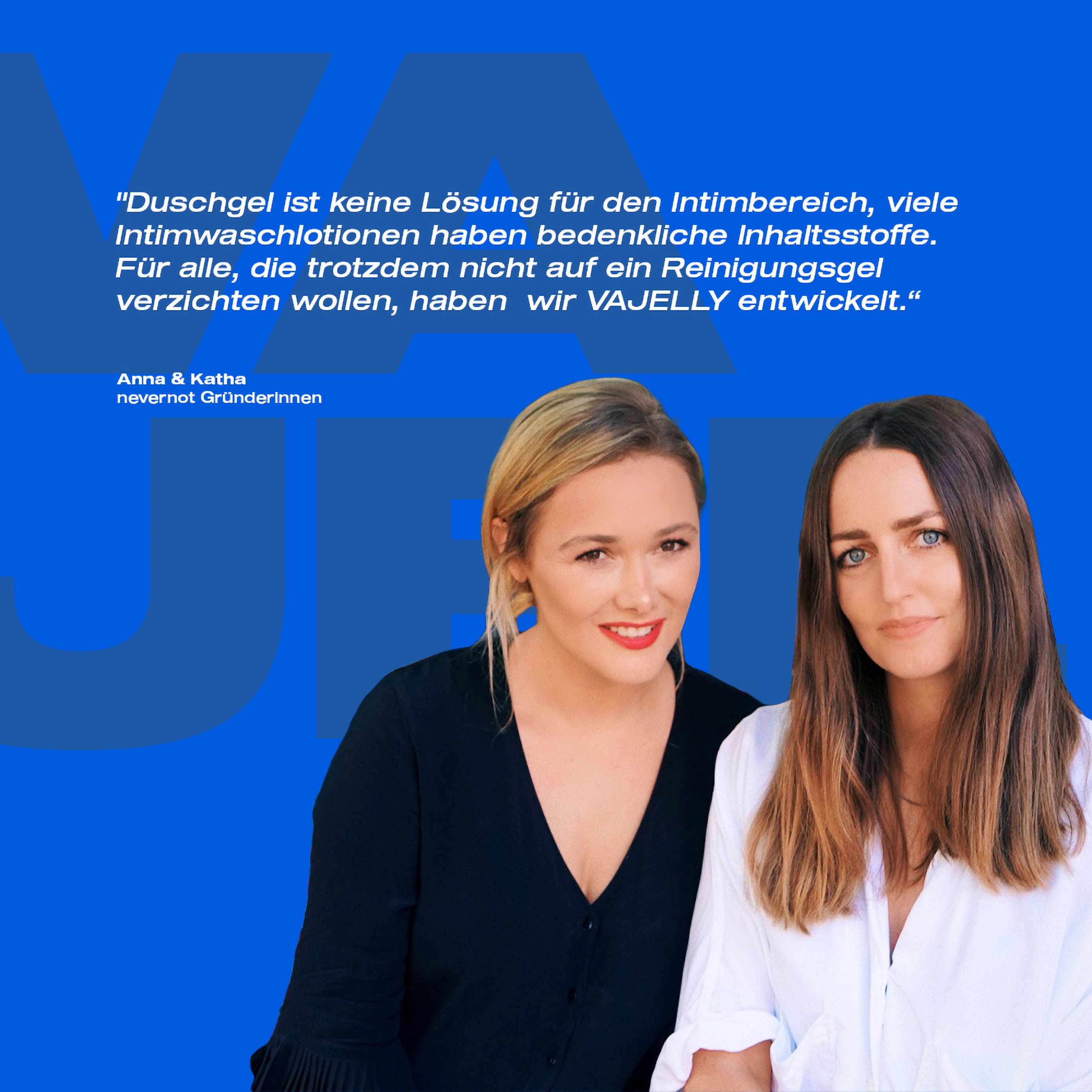 Zwei Frauen vor blauem Hintergrund. Text: Vajelly-Gründerinnen. Zitat über die Entwicklung von Vajelly.