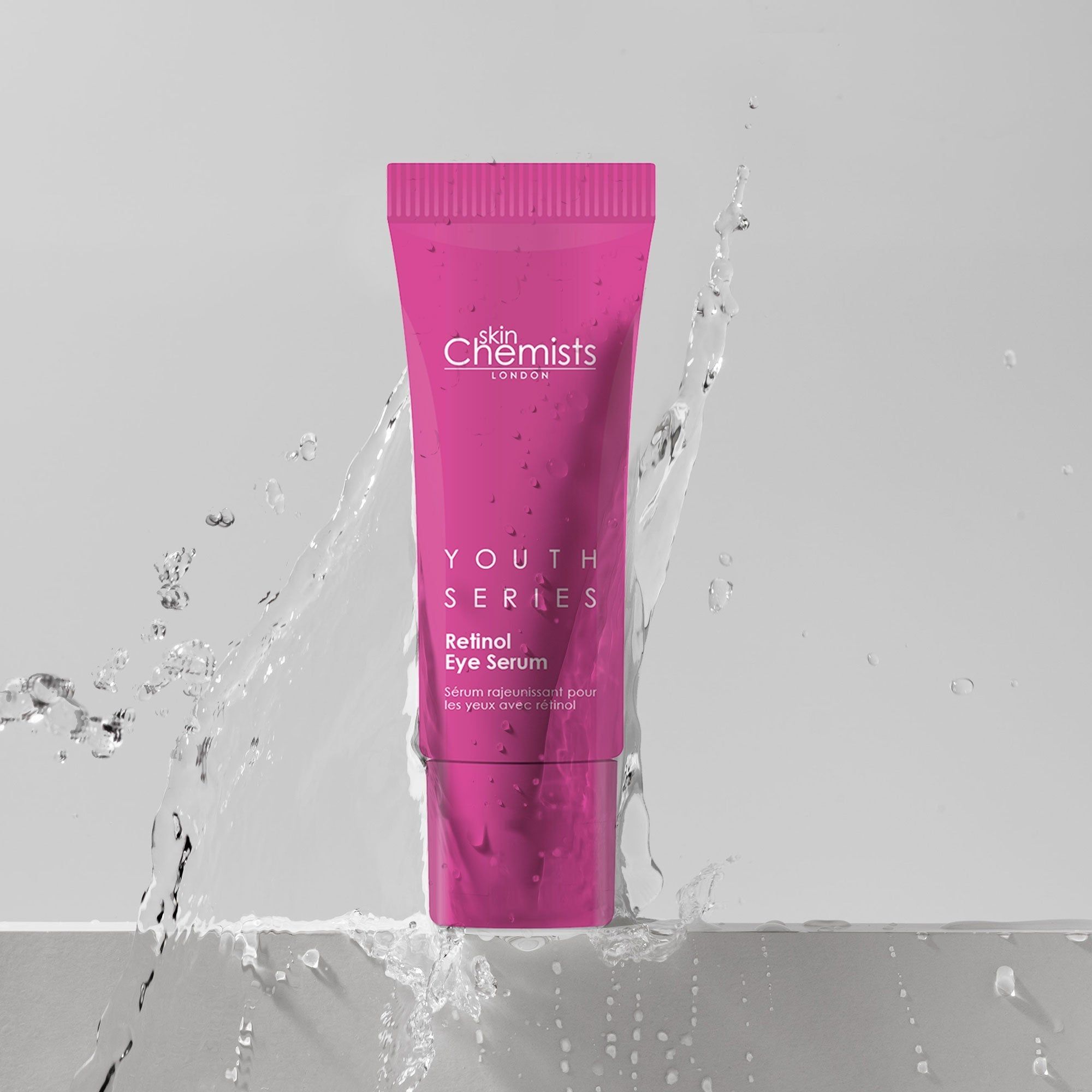 Rosa Tube mit weißem Schriftzug skinChemists, Youth Series, Retinol Eye Serum. Wasser spritzt.
