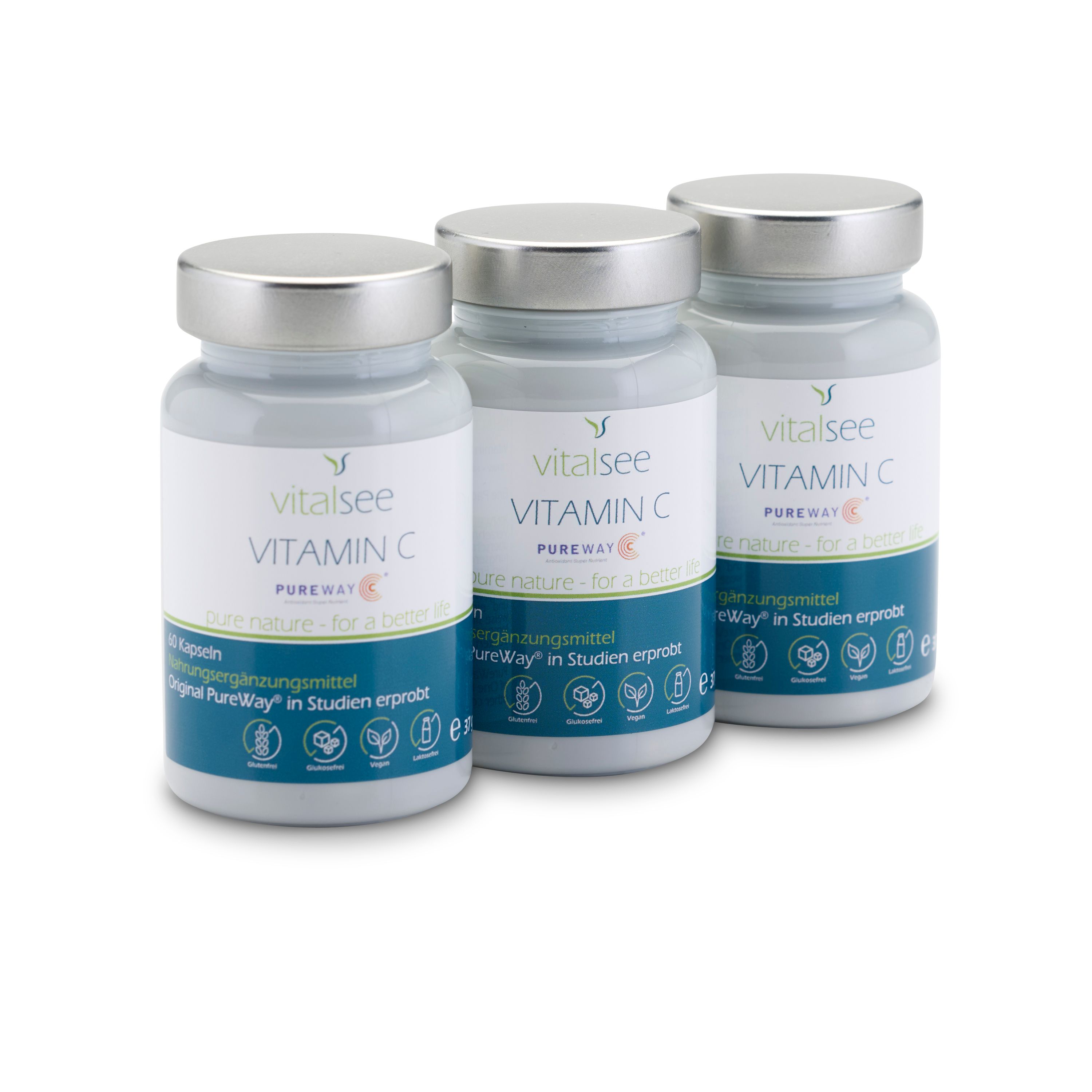 Drei Flaschen Vitalsee Vitamin C. Graue Flaschen mit silbernen Deckeln. Aufschrift: Vitamin C, PureWay.