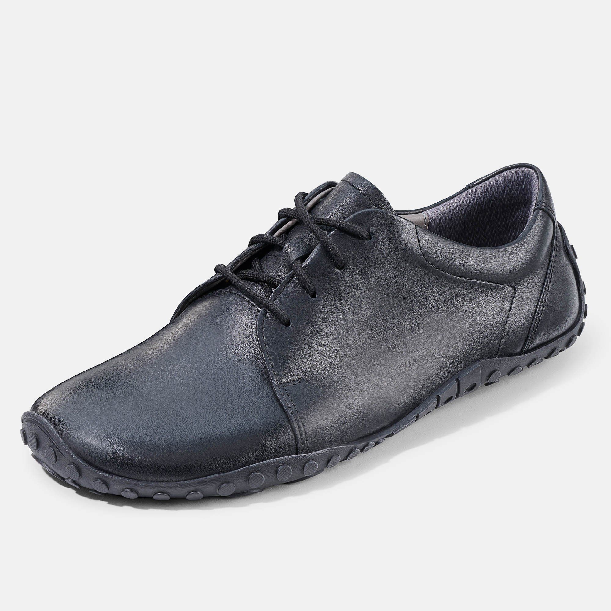 Schwarzer Lederschuh, Schnürung, flache Sohle. Seitenansicht.
