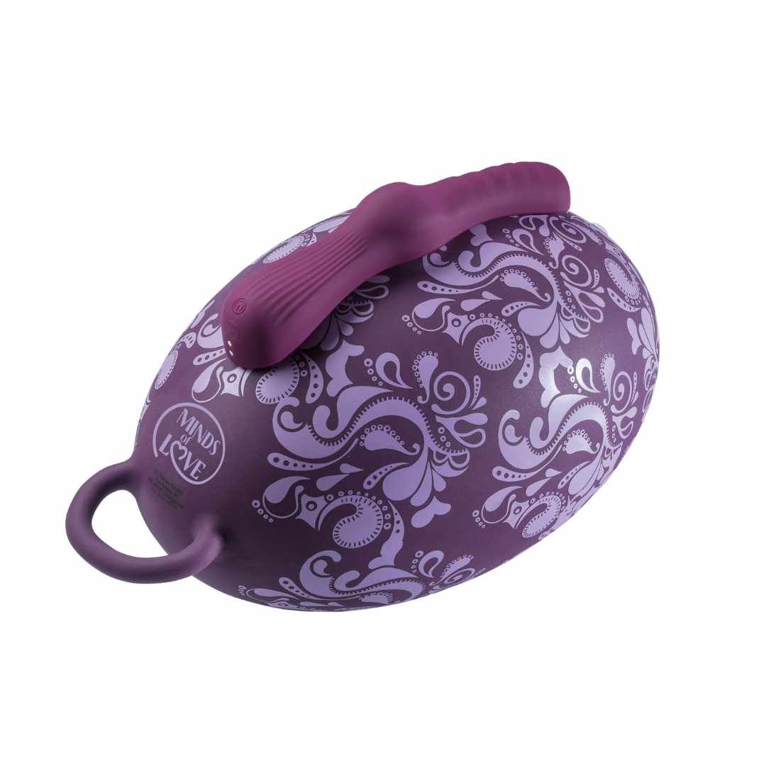 Lila Vibratorkissen mit Muster und Vibrator. Marke: MINDS of LOVE.