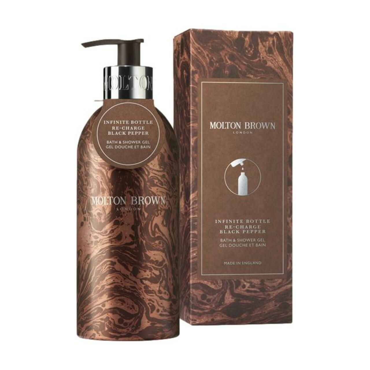 Braune Flasche mit Pumpe und Verpackung. Aufschrift: Molton Brown, Re-charge Black Pepper. Marmoriertes Muster. Produktinformationen.