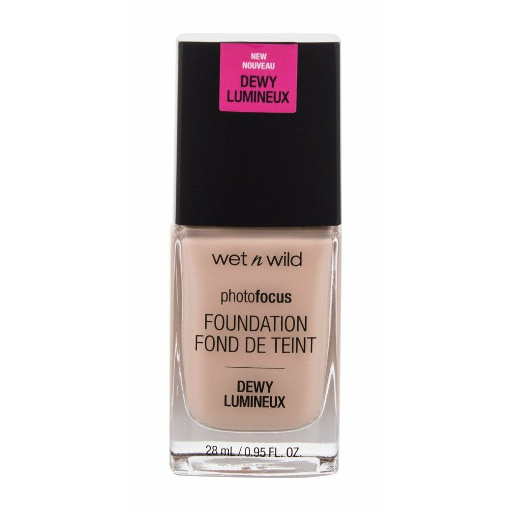 Wet n Wild Photo Focus Foundation. Glasflasche mit hellbeiger Flüssigkeit. Schwarzer Deckel. Text: Dewy Lumineux, 28 ml / 0.95 FL. OZ.
