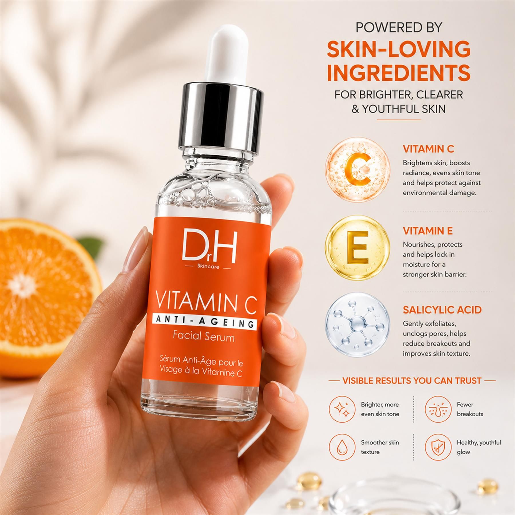 Hand hält Dr H Anti-Aging Vitamin C Gesichtsserum neben Orangenscheibe und Kapseln.