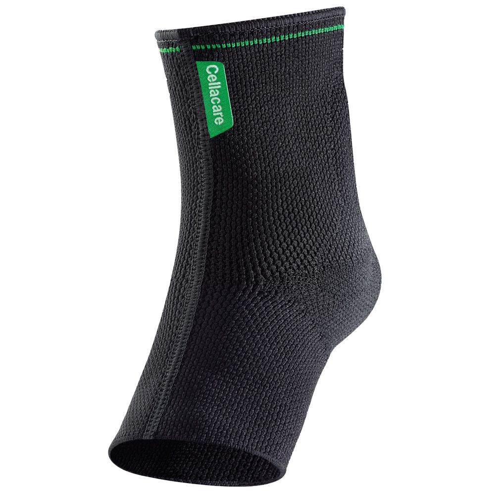 Schwarze Knöchelbandage. Grüner Rand und Logo. Aus flexiblem Material. Perspektivische Ansicht.
