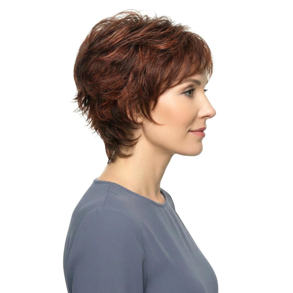 Kurzhaarperücke in Rotbraun, Seitenansicht einer Frau. Das Haar ist gestuft und voluminös.