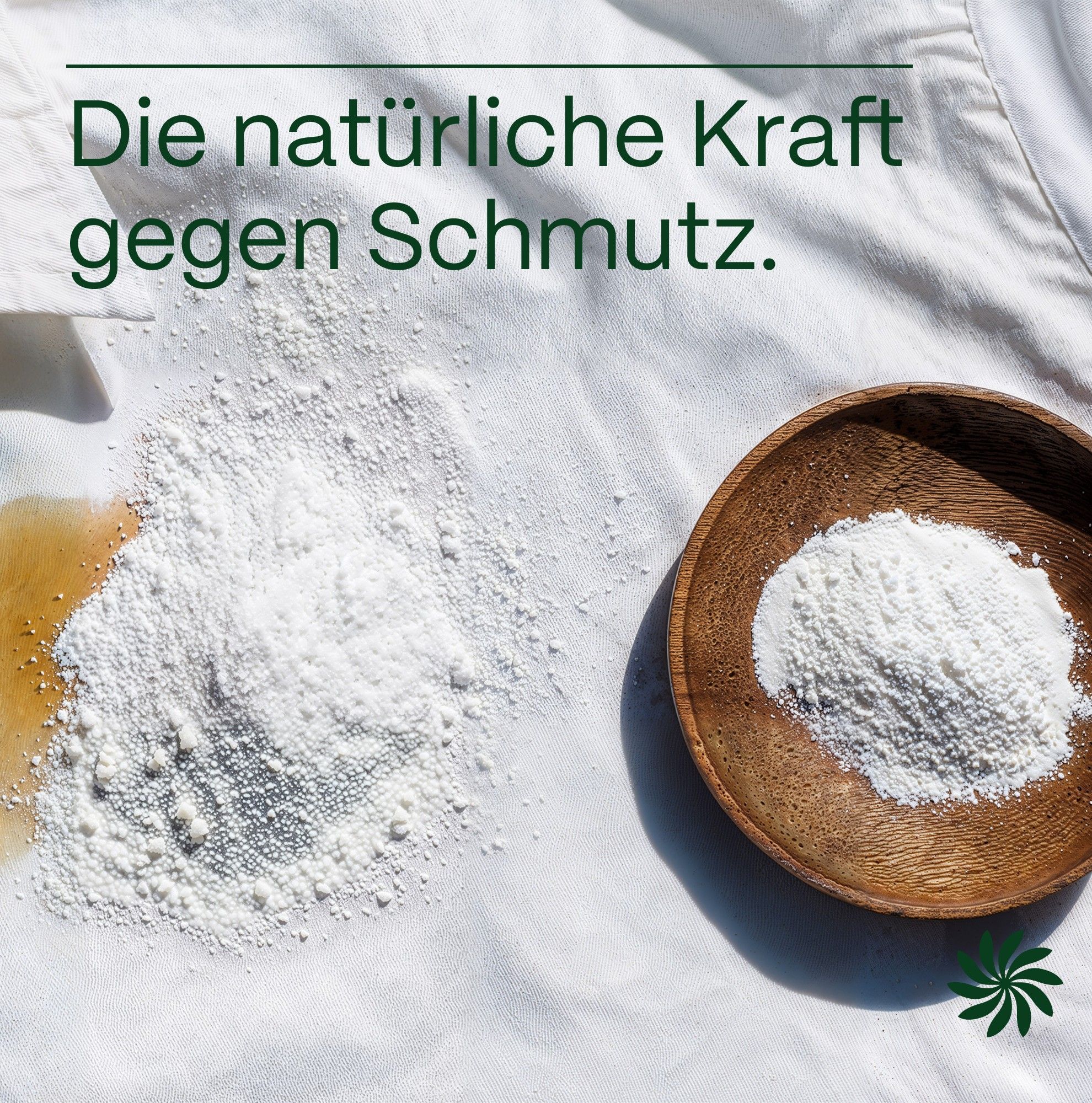 Weißes Pulver auf Stoff und in Holzschale. Text: Die natürliche Kraft gegen Schmutz.