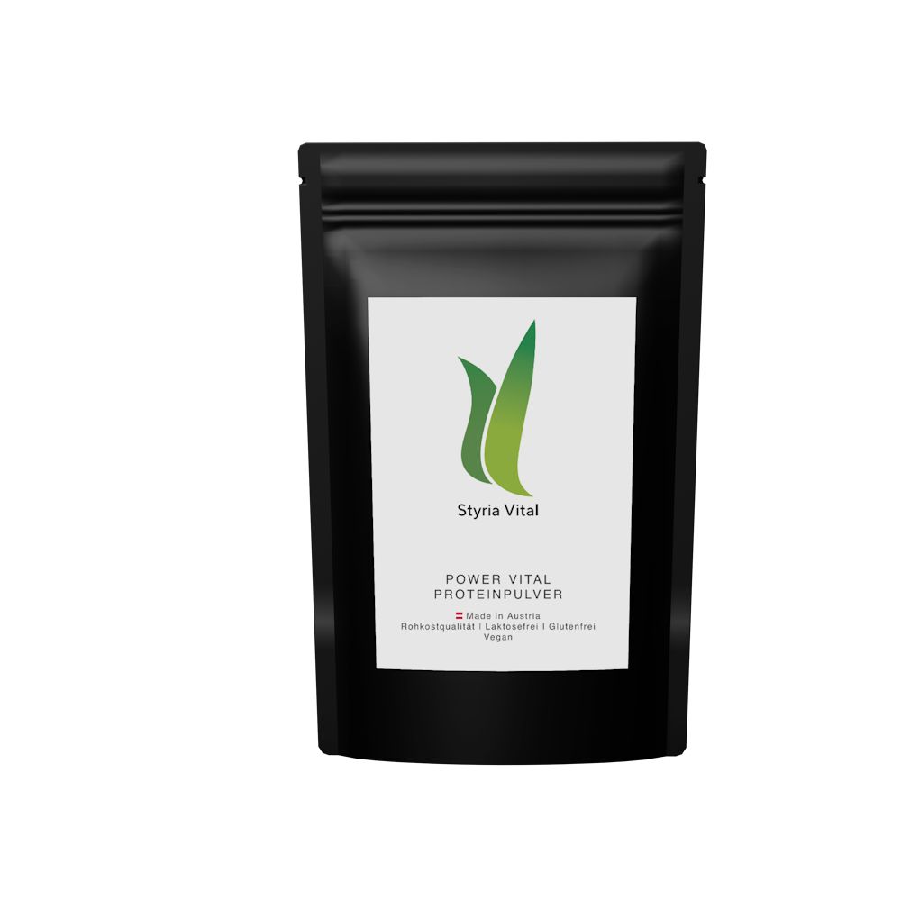 Schwarzer Beutel mit weißem Etikett. Aufschrift: Styria Vital, Power Vital Proteinpulver. Logo: grüne Blätter. Hergestellt in Österreich.