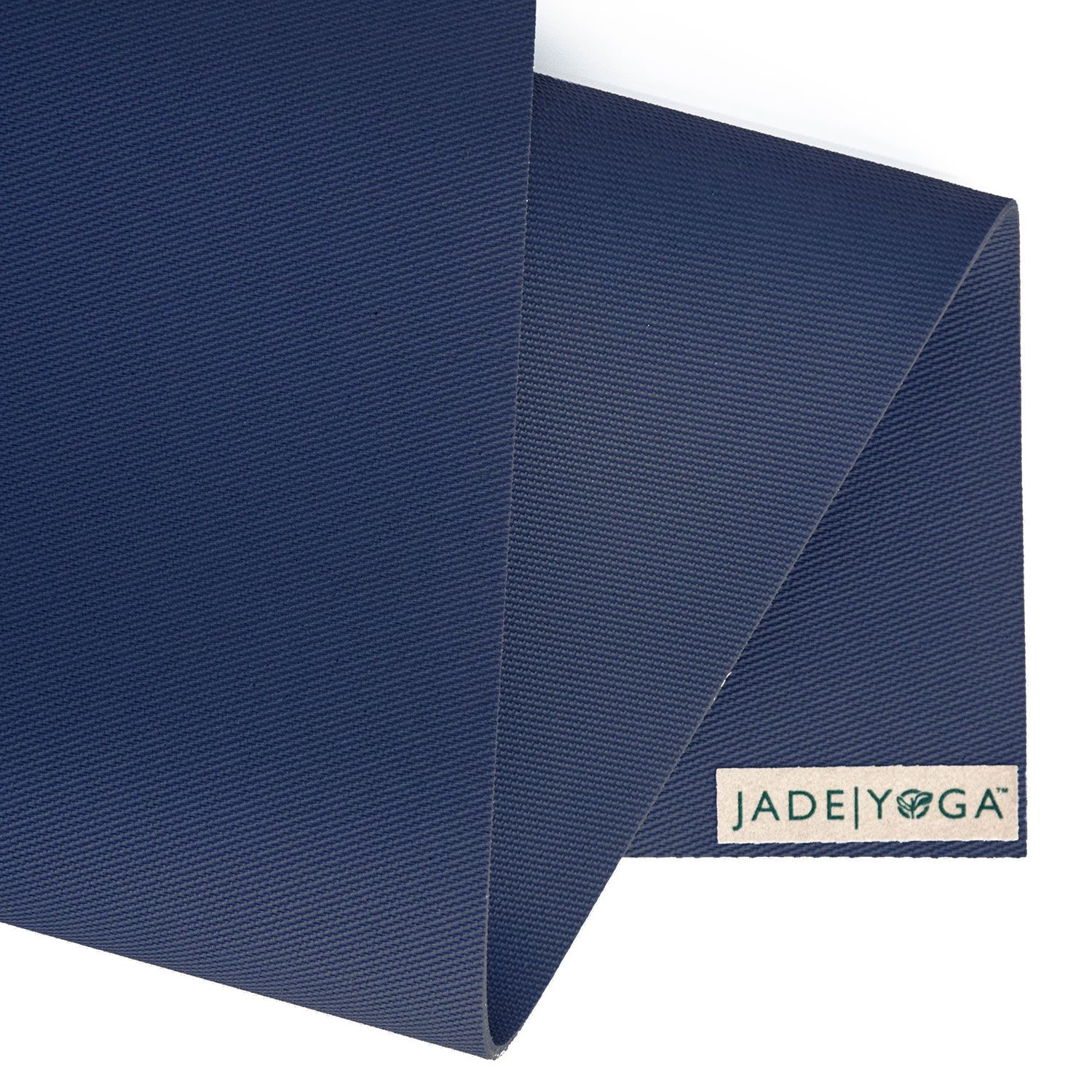 Dunkelblaue Yogamatte, teilweise entfaltet. Label mit Jade Yoga Logo.