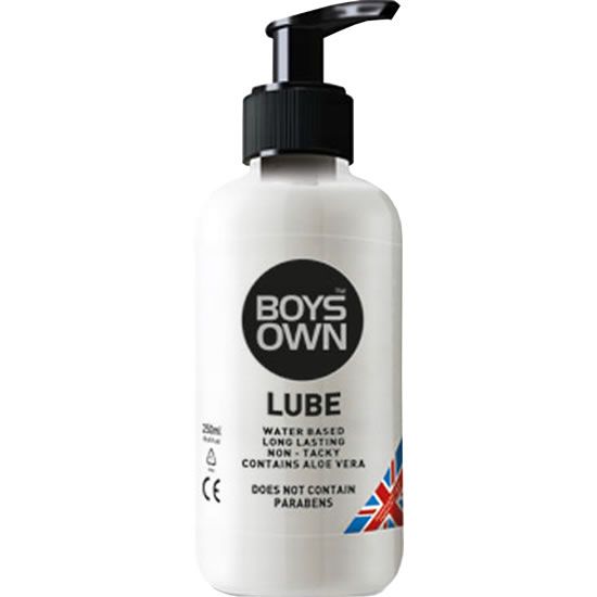 Weiße Flasche mit schwarzem Pumpkopf. Aufschrift: BOYS OWN LUBE, Wasserbasis, langanhaltend, ohne Klebrigkeit, enthält Aloe Vera, ohne Parabene.
