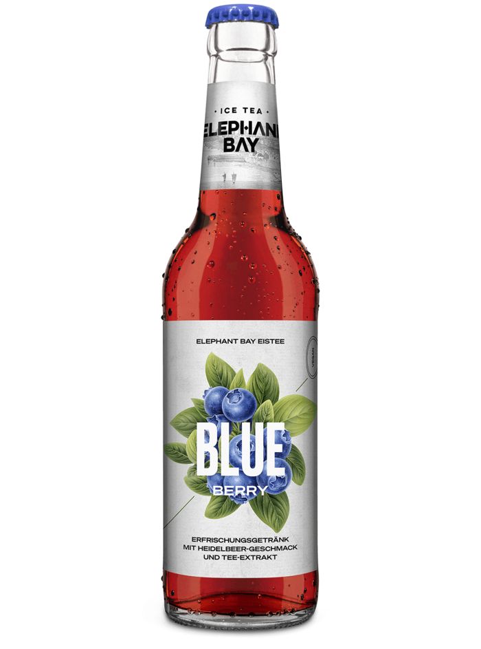 Glasflasche mit blauem Deckel. Aufschrift: Elephant Bay Ice Tea - Blueberry. Abbildung von Blaubeeren.