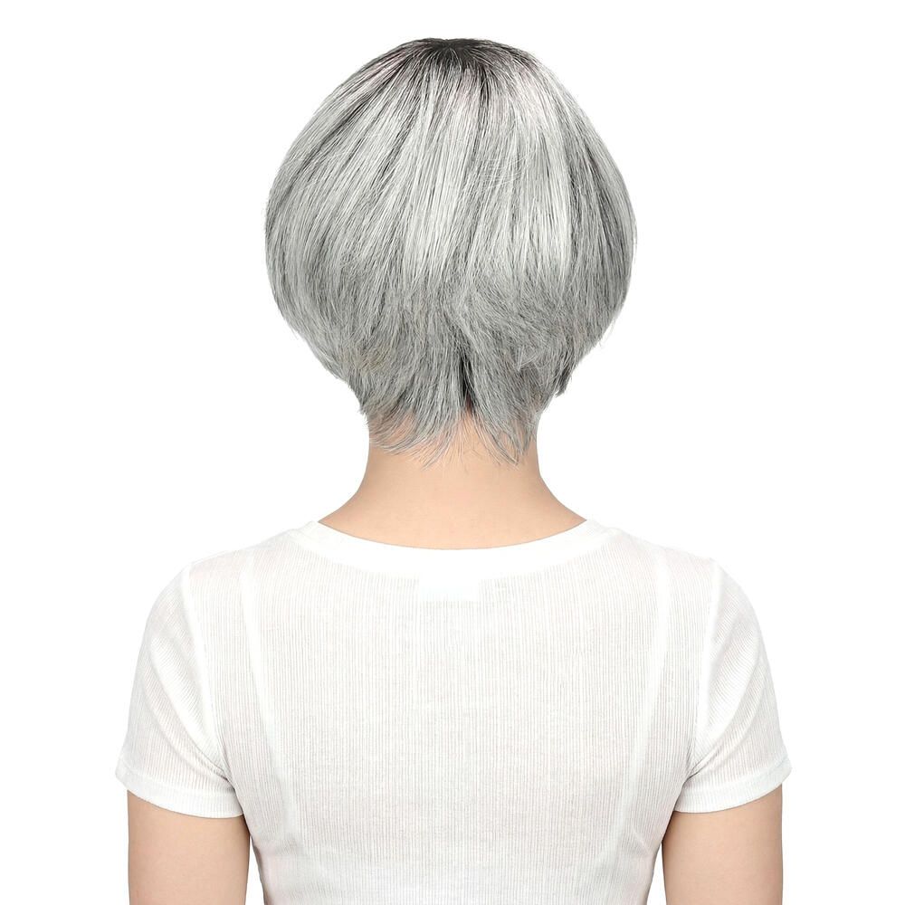 Kurzhaarperücke, graue Farbe. Rückansicht einer Frau, die die Perücke trägt.