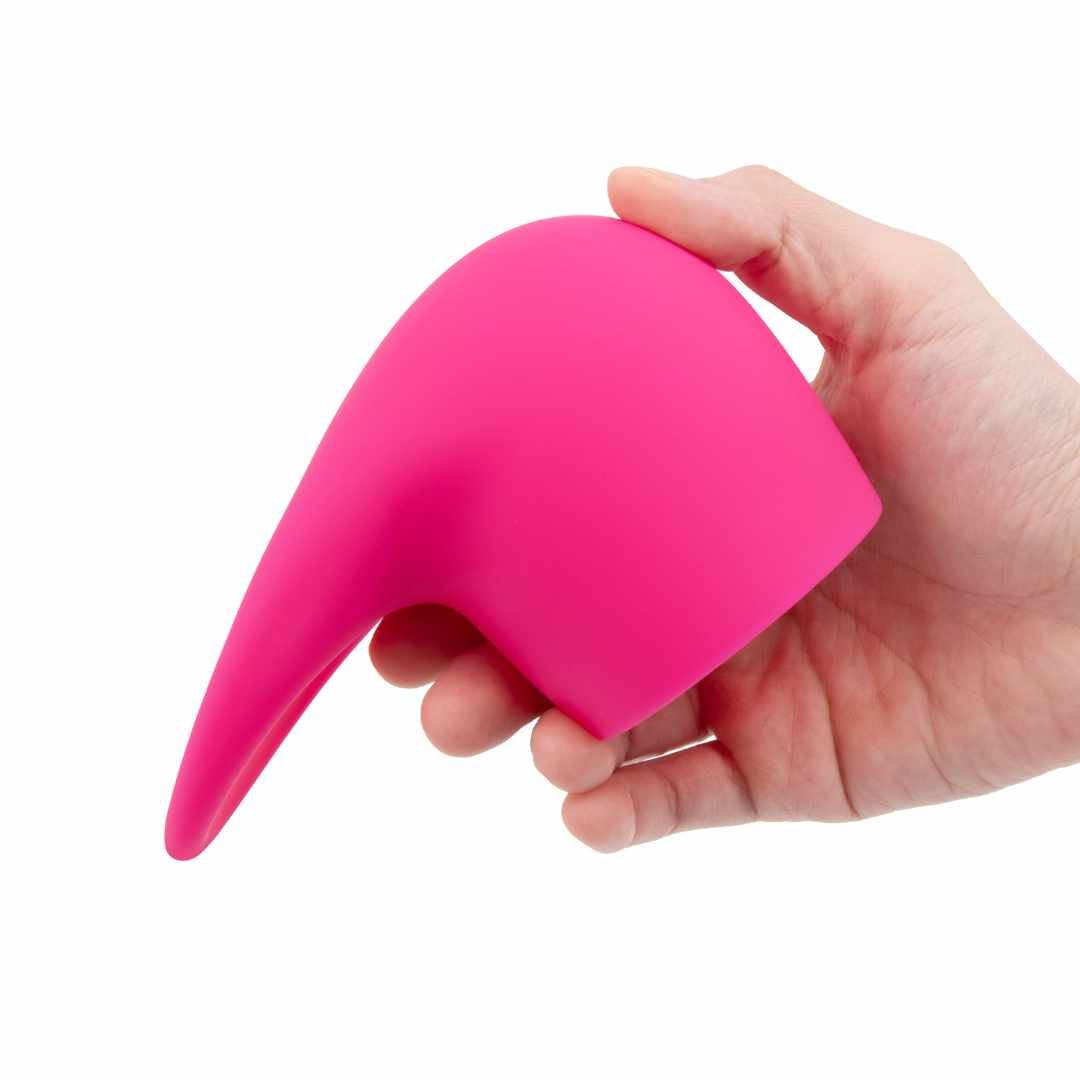 Rosa Aufsatz in einer Hand gehalten. Silikon, mit abgewinkeltem Teil.