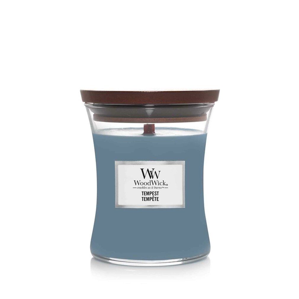 Hourglass-Kerze mit Holzdeckel. Blaues Wachs, rechteckiges Etikett mit Logo und Text. Holzdocht sichtbar.