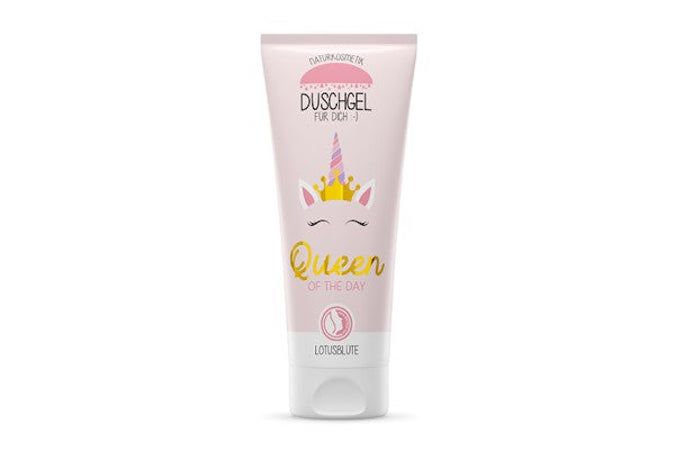 Rosa Duschgel-Tube mit Einhorn-Illustration und Schriftzug "Queen of the Day". Enthält Lotusblüte.