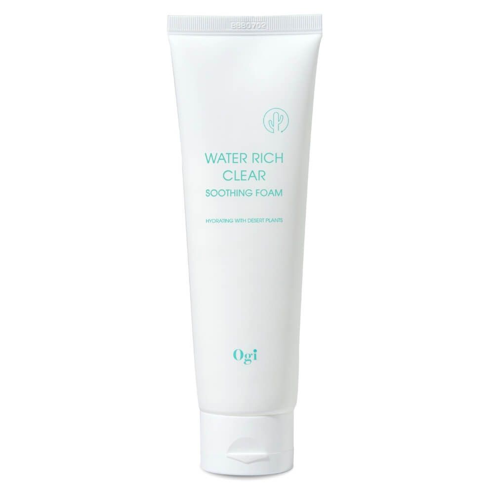 Weiße Tube mit grünem Text: Water Rich Clear Soothing Foam. Ogi-Logo unten. Produkt für die Hautpflege.