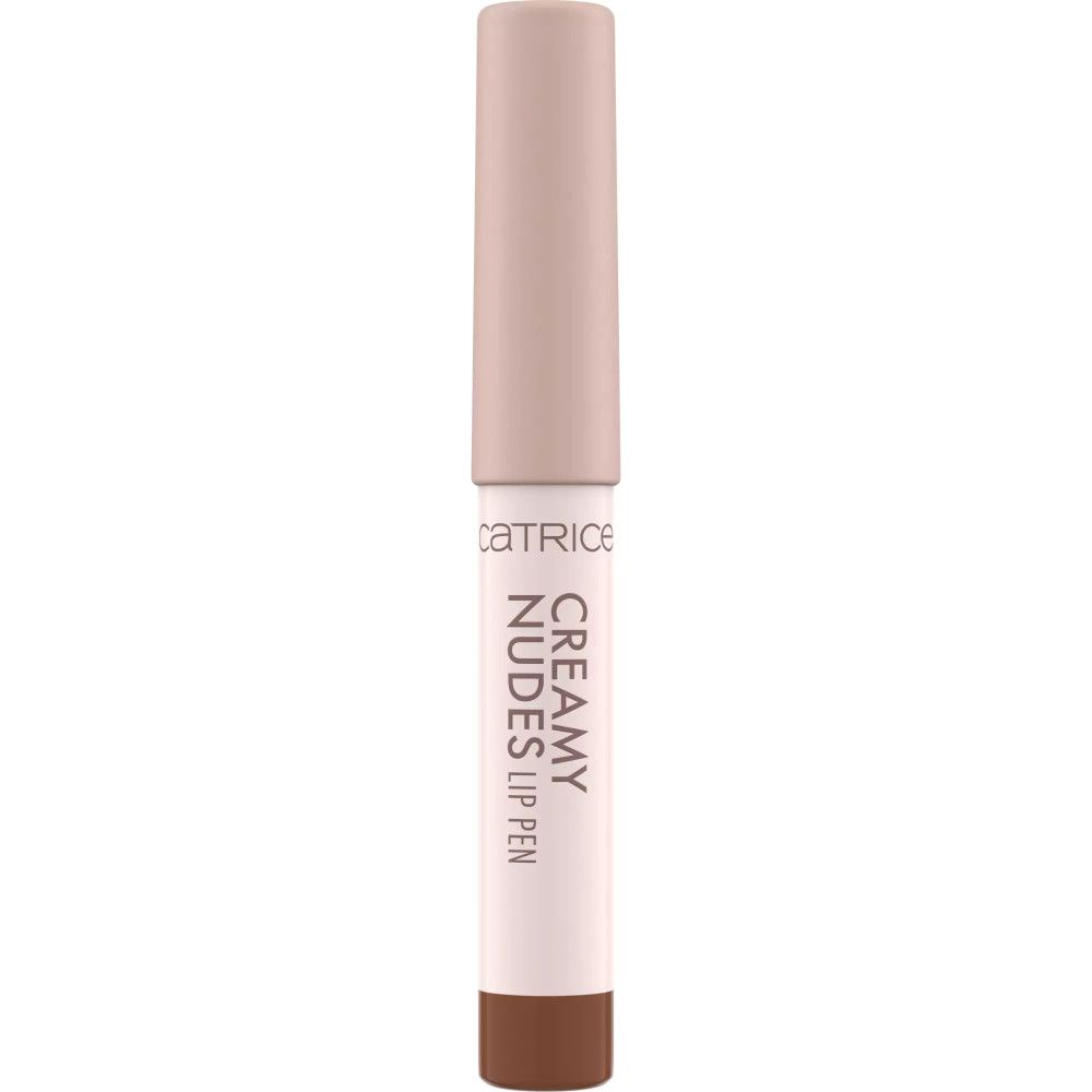 Lippenstiftstift von Catrice. Weißer Stift mit brauner Spitze und Deckel. Aufschrift: Creamy Nudes Lip Pen.