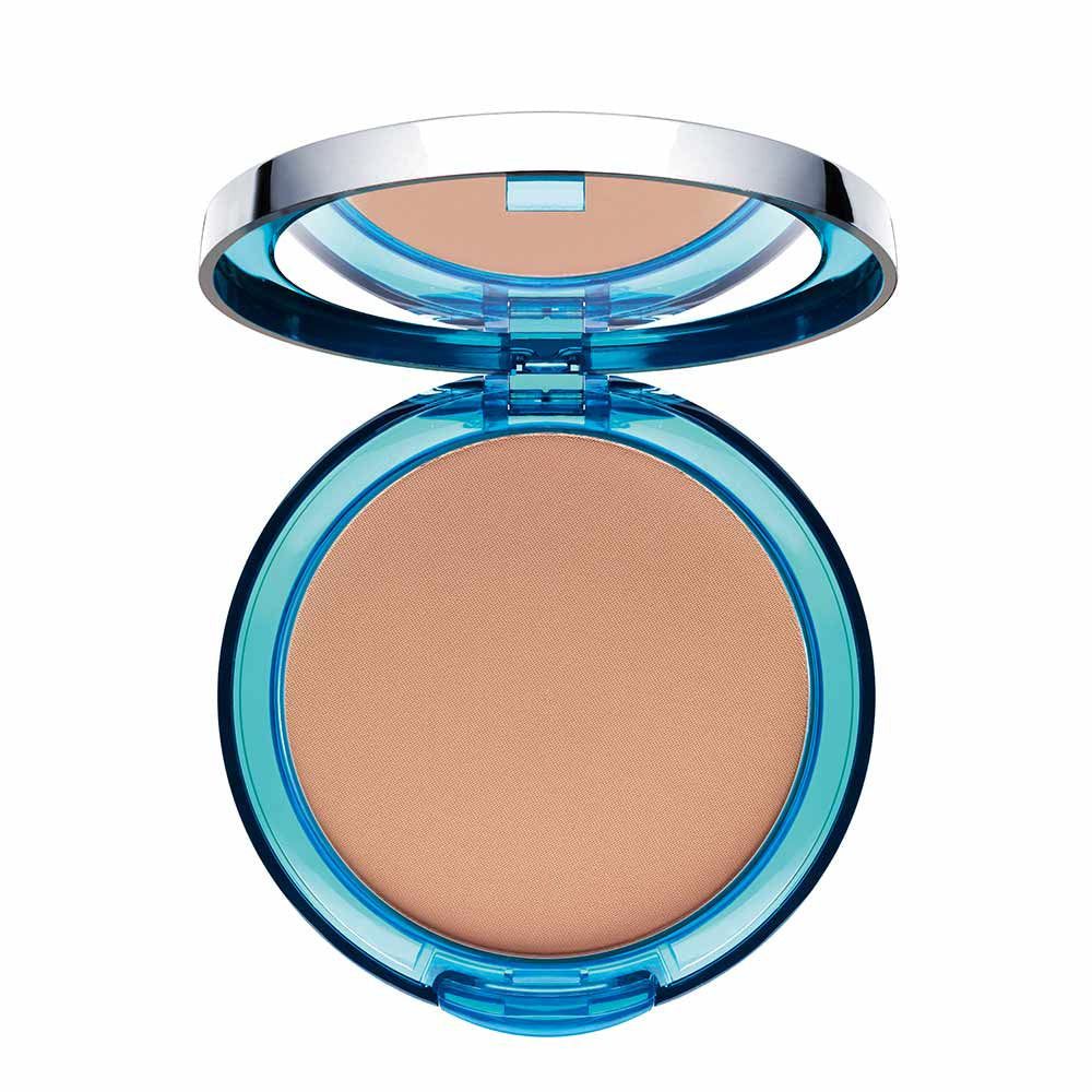 Offener kompakter Puder mit Spiegel und braunem Puder. Blaue Hülle mit silbernem Rand.