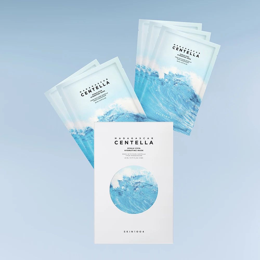 Fünf einzeln verpackte Gesichtsmasken mit Centella-Aufdruck und Wellenmotiv.