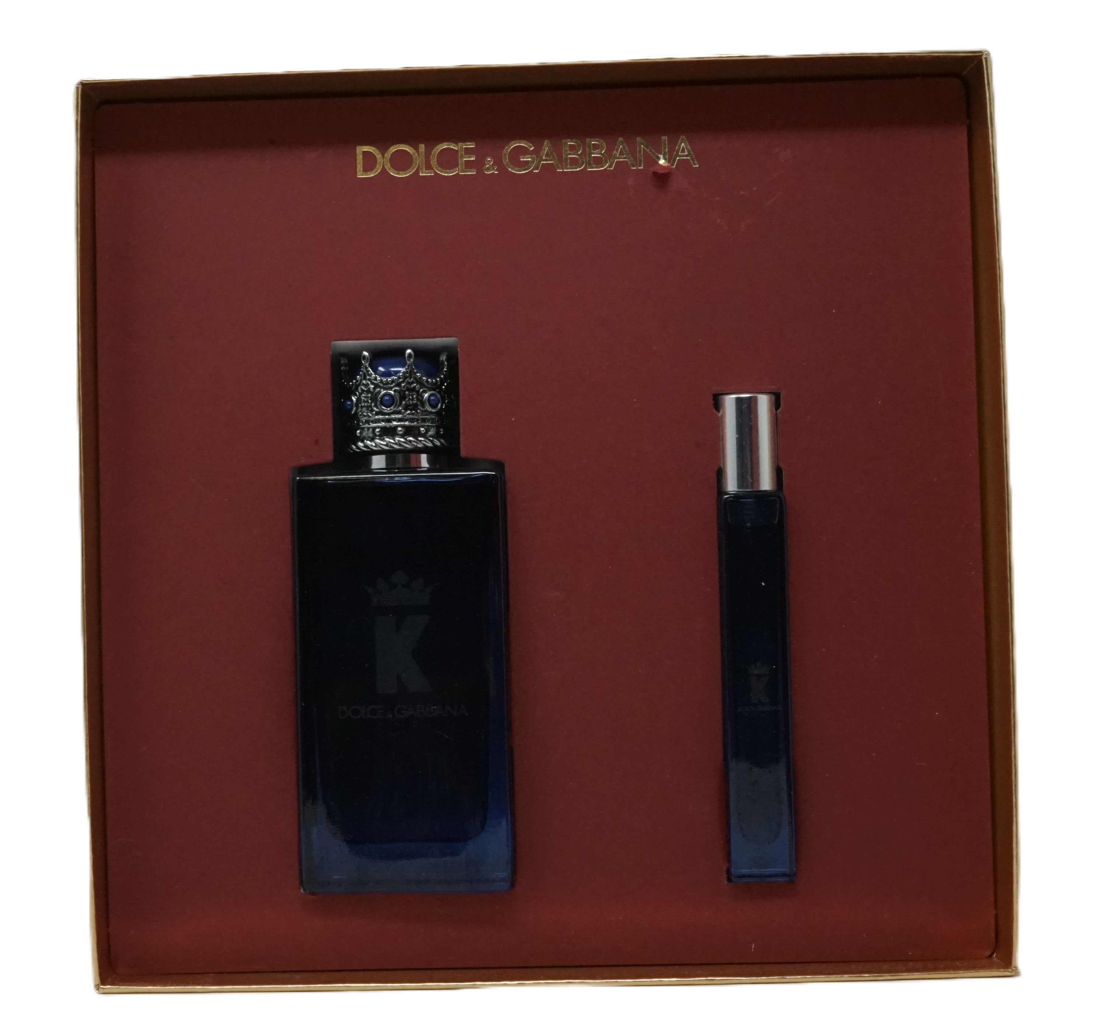 Dunkelblaues Parfüm-Set in roter Schachtel. Enthält eine große und eine kleine Flasche. Aufschrift: Dolce & Gabbana.