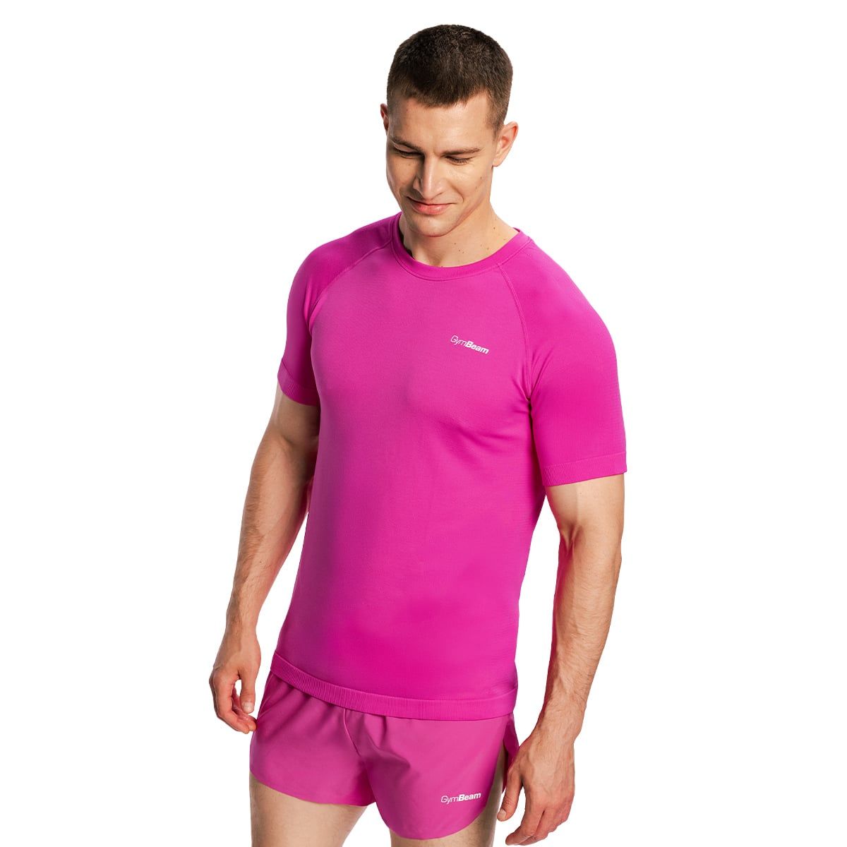 Mann in pinkem Laufshirt und Shorts, mit dezentem Logo.
