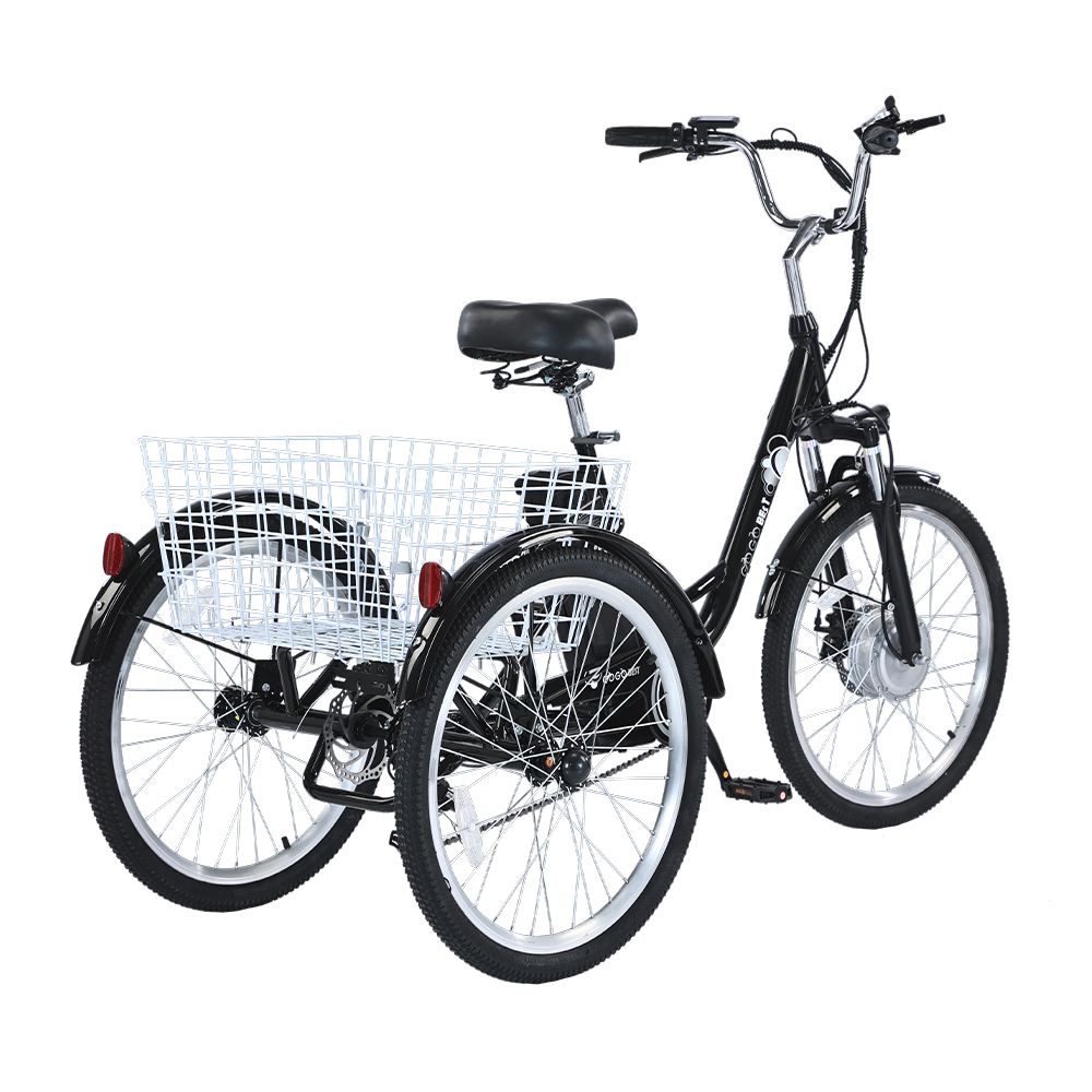 Schwarzes Elektro-Dreirad mit weißem Korb. 24-Zoll-Räder. Batterie und Motor sichtbar. Schräge Seitenansicht.