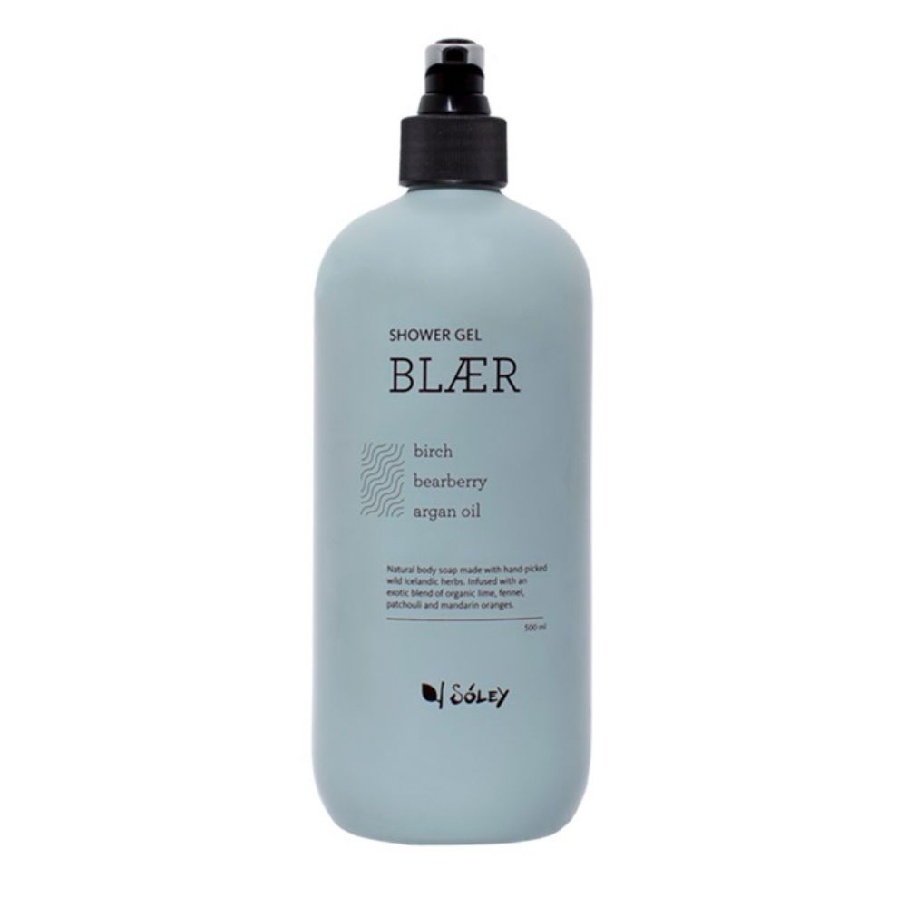Hellblaue Flasche mit schwarzem Pumpkopf. Aufschrift: Shower Gel Blaer, Inhaltsstoffe. Marke: Soley Organics.