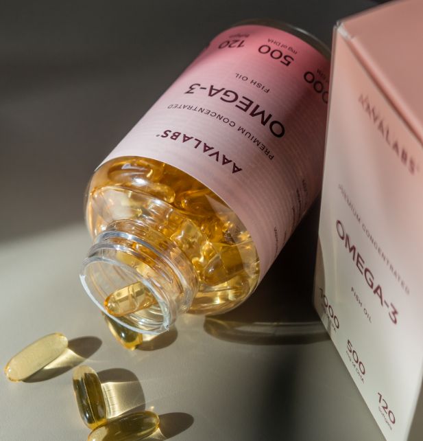 Aavalabs Omega-3 Fischöl-Flasche mit verschütteten Weichkapseln und Karton.