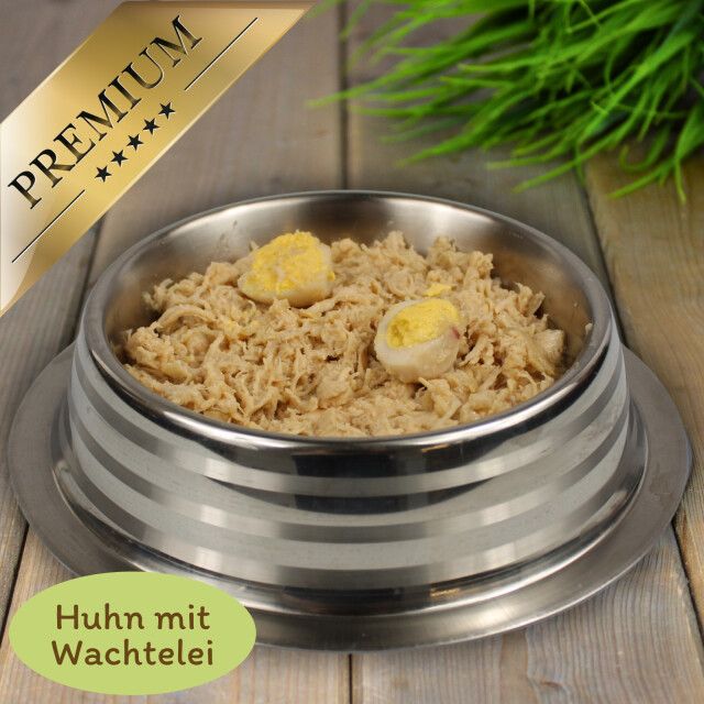 Katzenfutter in einer Edelstahlschale. Beschriftung: Huhn mit Wachtelei. Premium-Siegel.