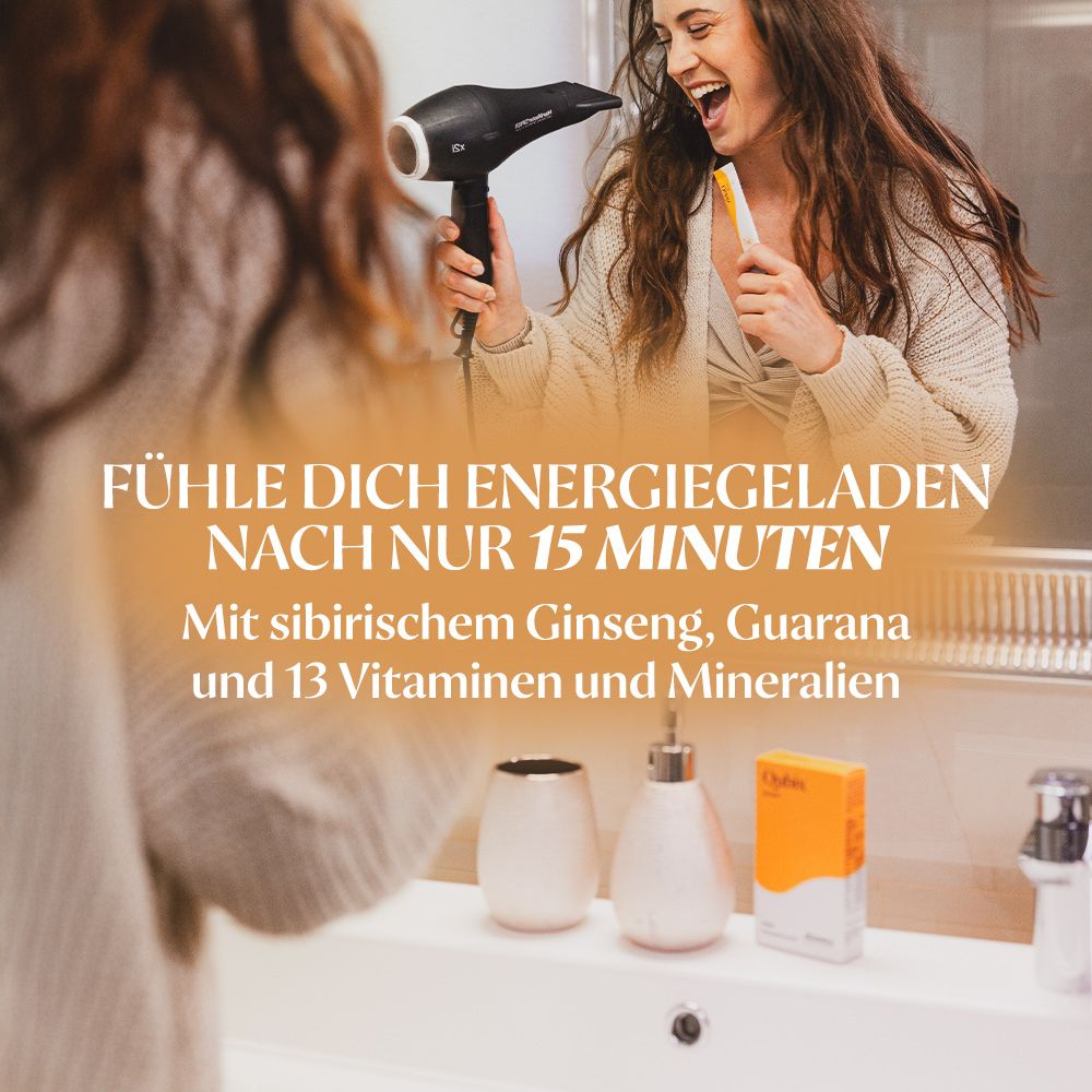 Frau im Badezimmer. Auf dem Waschbecken eine Schachtel Qubix Power und eine weiße Flasche.