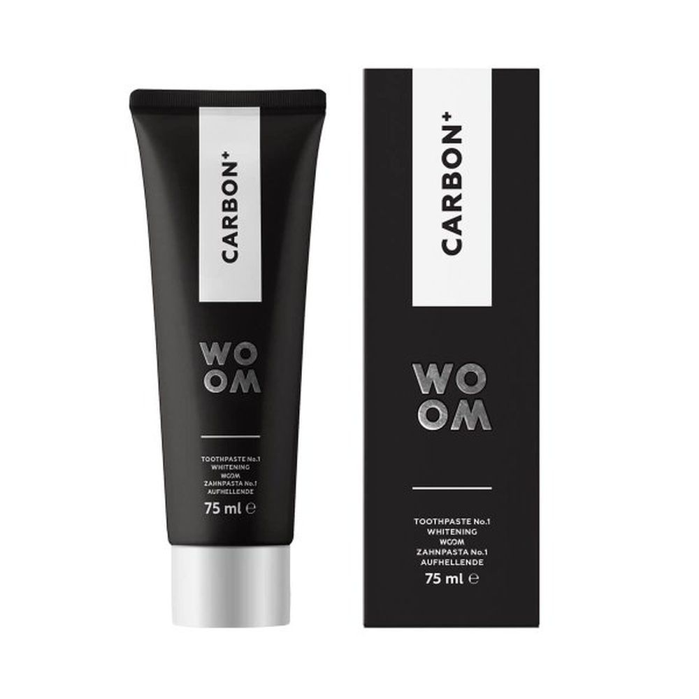 Zahnpasta-Tube und Schachtel. Beide schwarz mit weißem Aufdruck: CARBON+ und WOOM. Text: Zahnpasta Nr. 1, 75 ml.