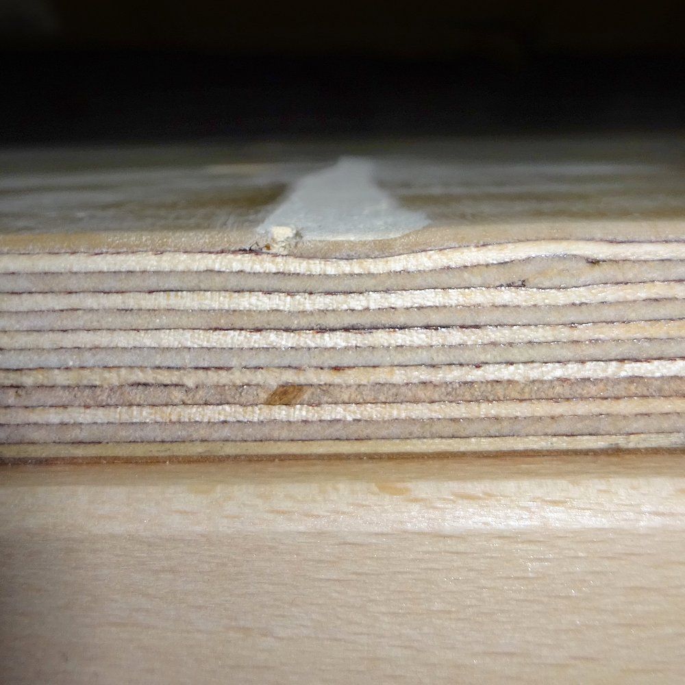 Detailansicht der Kante eines Holz-Turnwand-Elements mit Schichtaufbau.