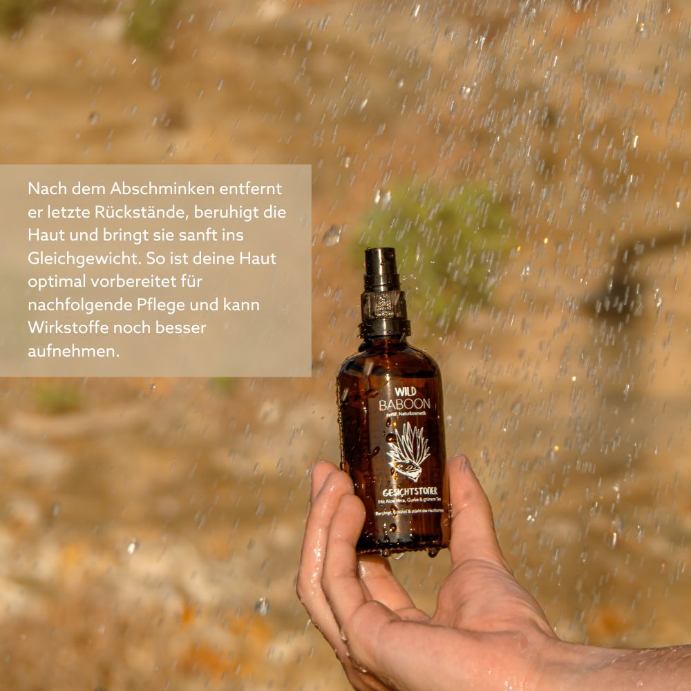 Person hält braune Sprühflasche. Text: Wild Baboon Gesichtstoner. Wasser im Hintergrund. Anwendungshinweise.