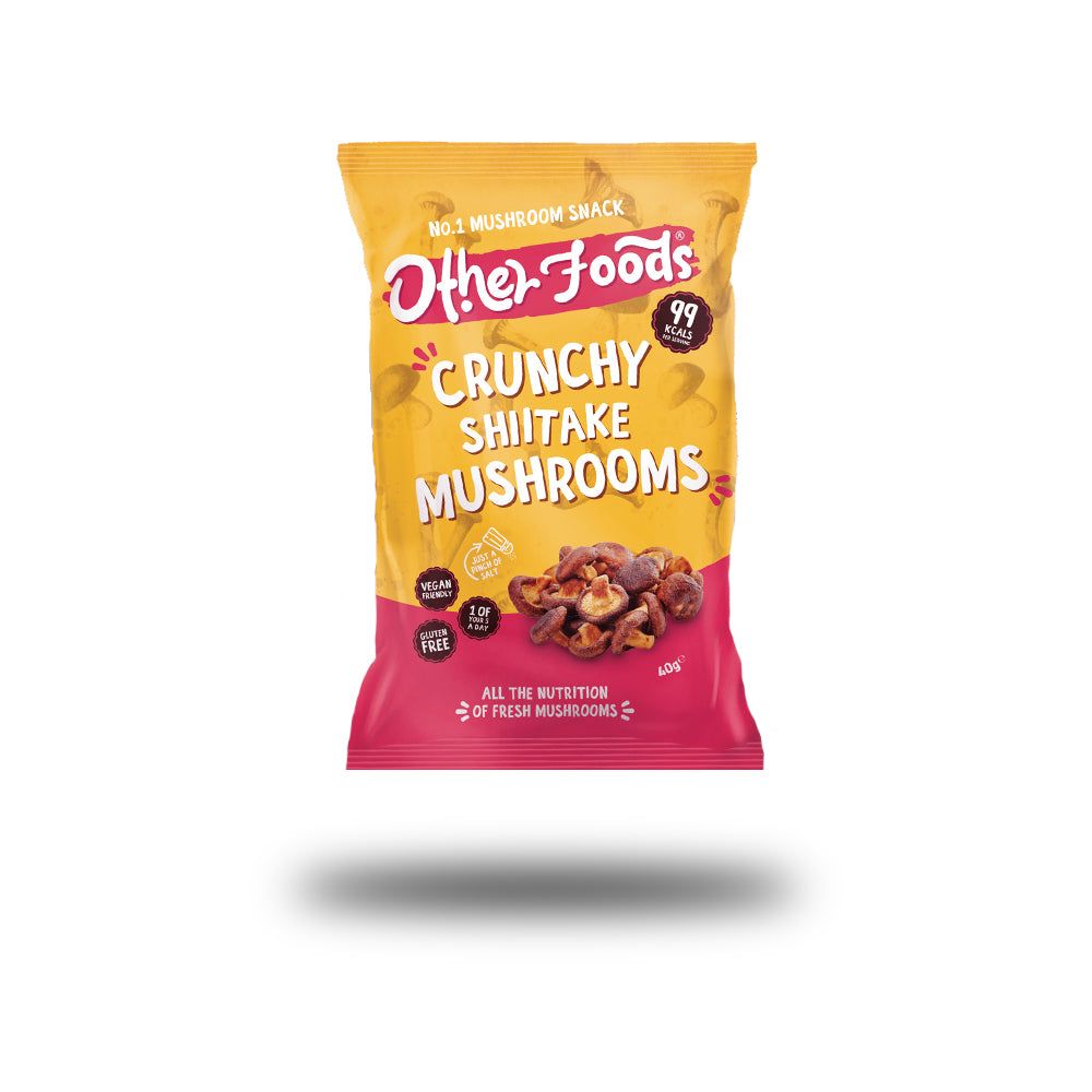 Verpackung mit "Other Foods Crunchy Shiitake Mushrooms". Gelb-rotes Design, Produktabbildung, Text: "Vegan", "Glutenfrei".