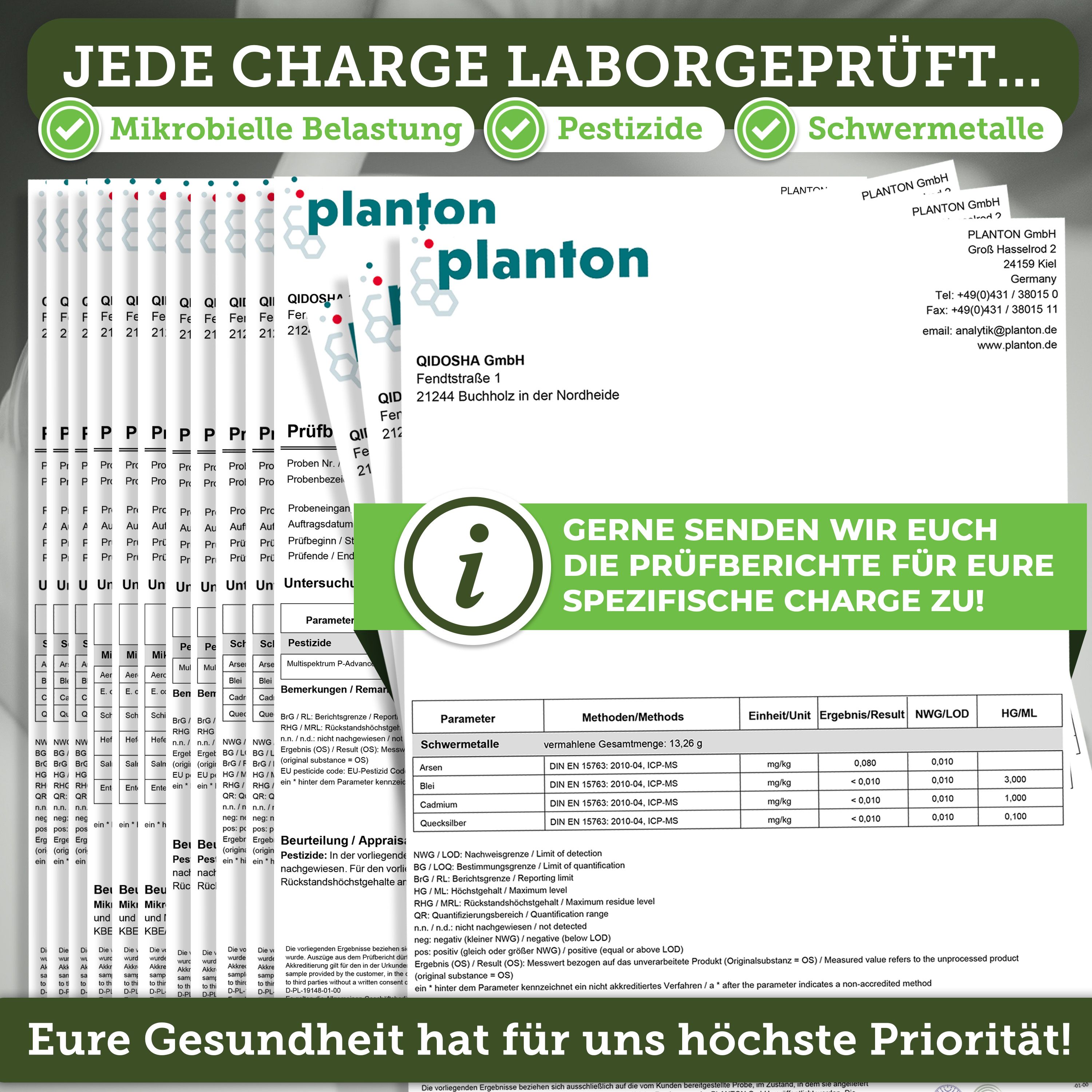 Stapel von Prüfberichten. Text: Jede Charge laborgeprüft. Bio Spirulina Flasche im Hintergrund.