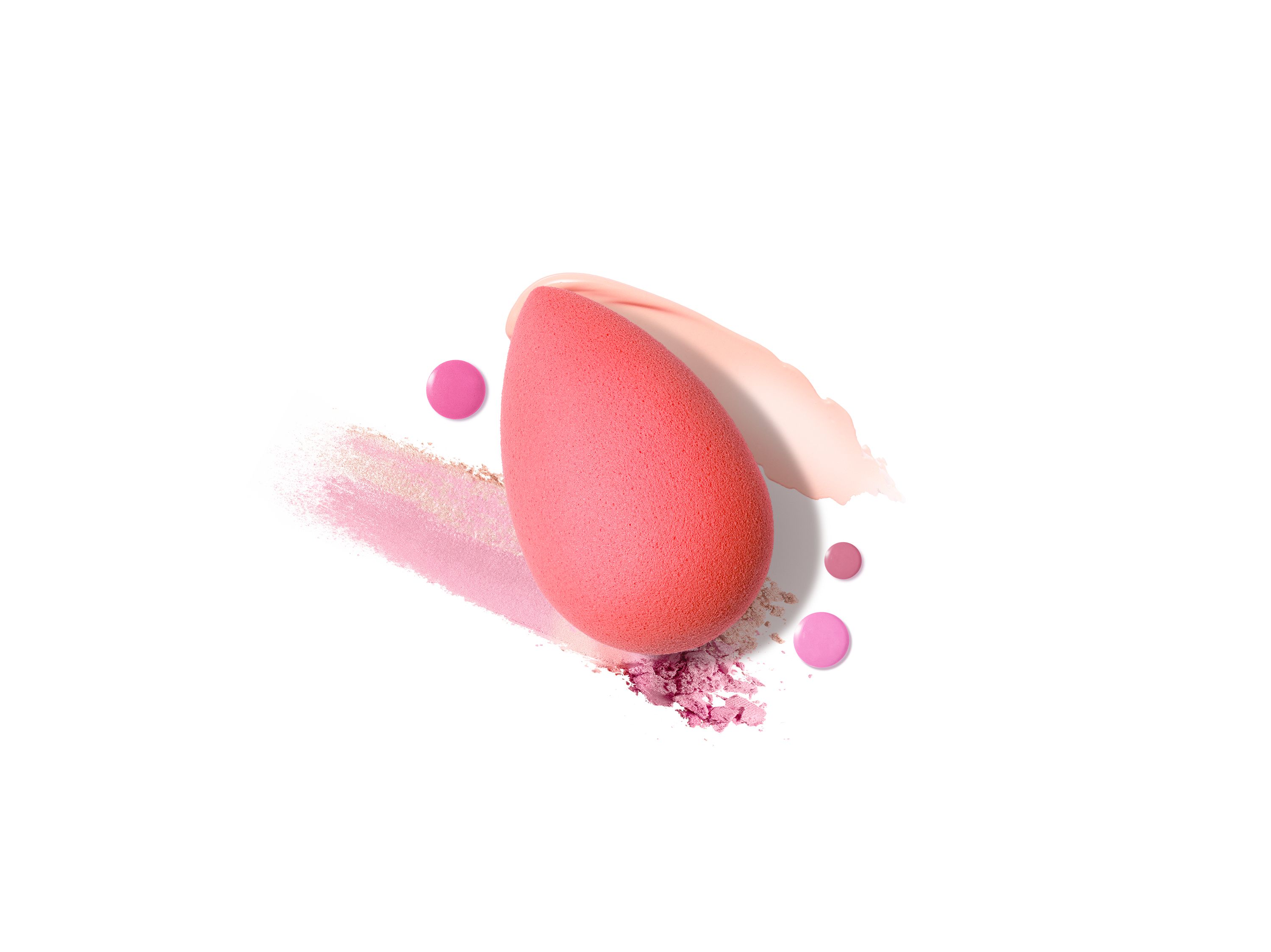 Ein rosafarbener Make-up-Schwamm in Tropfenform. Daneben rosa Puder, Tupfer und ein Farbabstrich.